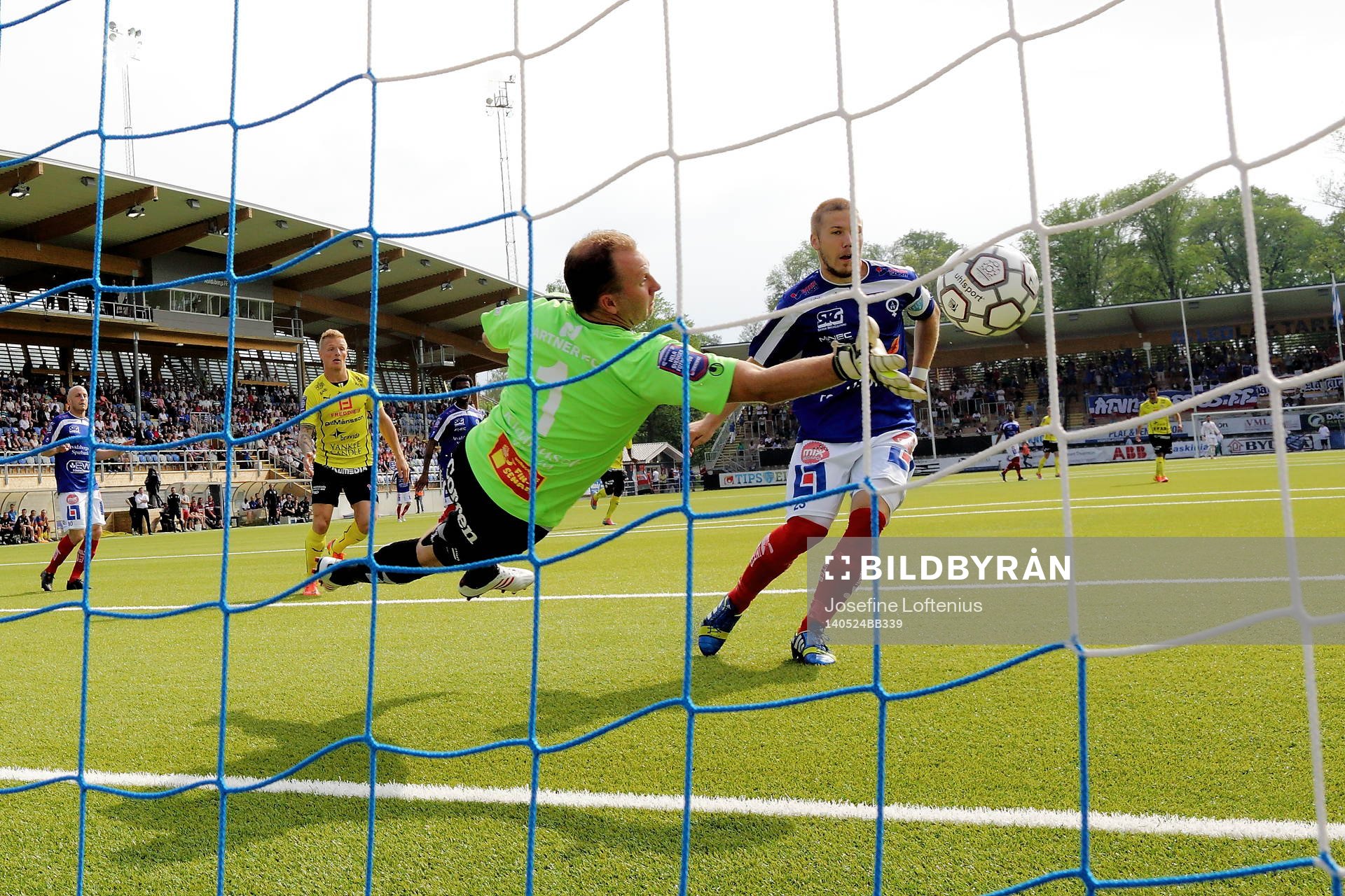 Åtvidabergs målvakt Henrik Gustavsson räddar bollen