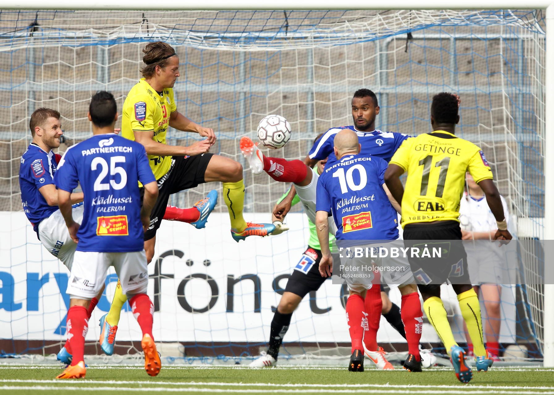Åtvidabergs Alberis Sérgio da Silva rensar framför målet under fotbollsmatchen i Allsvenskan mellan Åtvidaberg och Halmstad den 12 maj 2014 i Åtvidaberg.