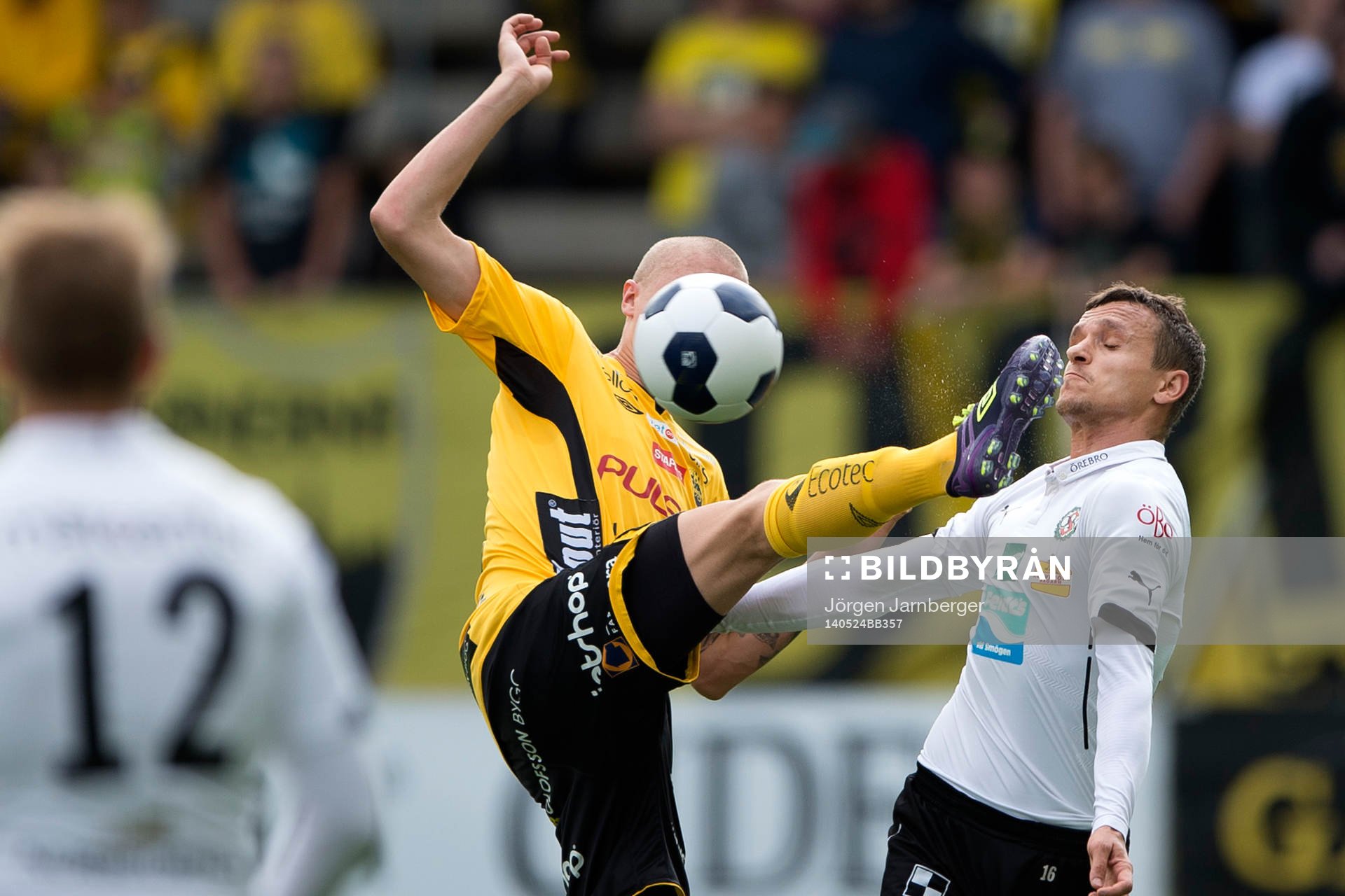 Elfsborgs Sebastian Holmén sparkar högt framför Örebros Shpetim Hasani under fotbollsmatchen i Allsvenskan mellan IF Elfsborg och Örebro SK den 24 maj 2014 i Borås.
