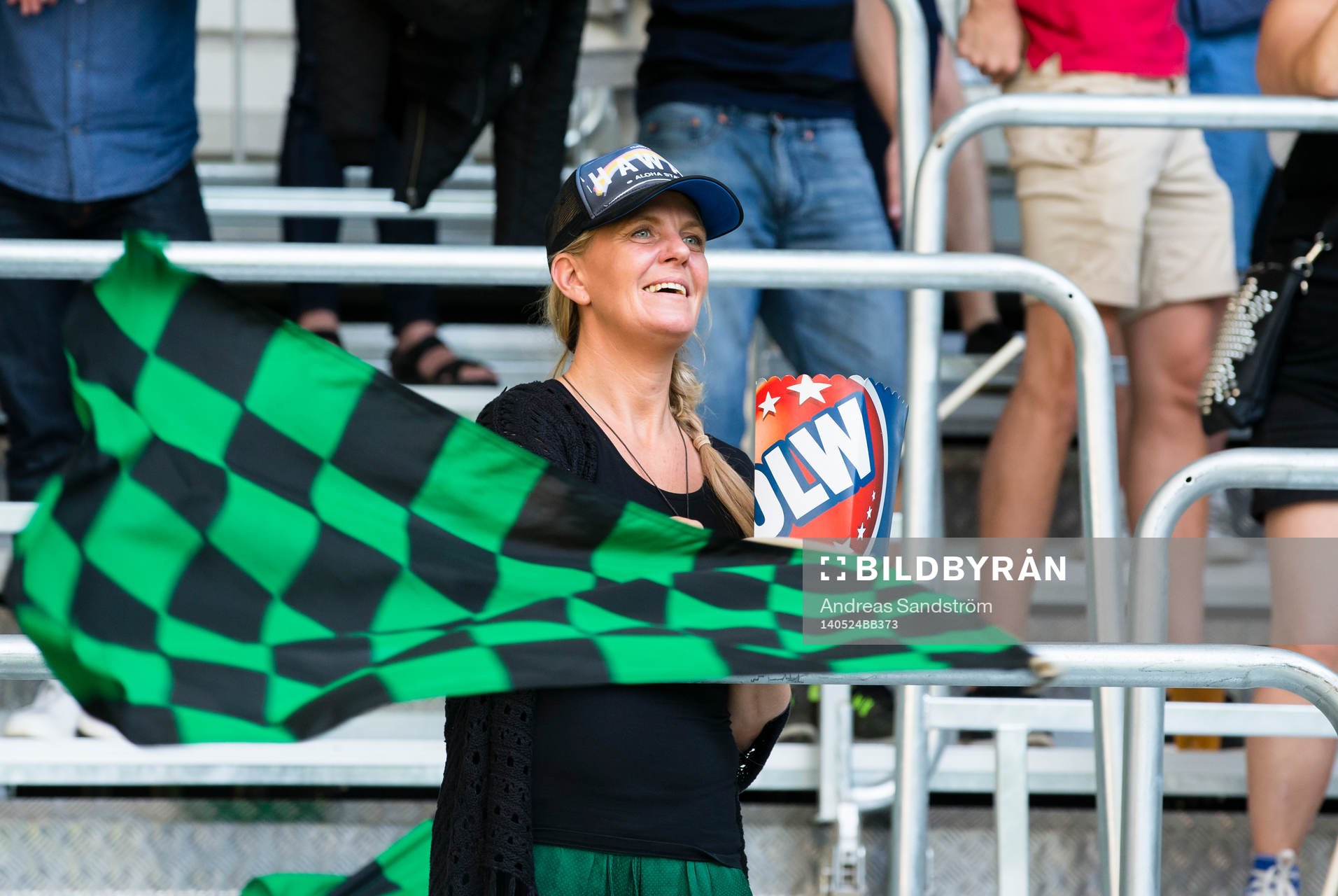 En Varberg supporter viftar med en flagga