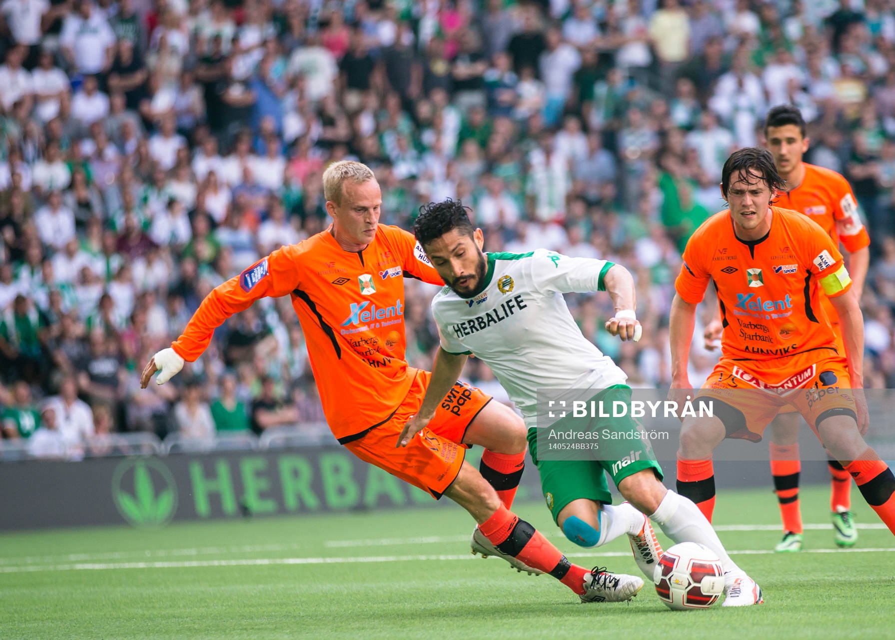 Hammarbys Pablo Piñones-Arce försöker ta sig förbi Varbergs Pär Asp under fotbollsmatchen i Superettan mellan Hammarby och Varberg den 24 Maj 2014 i Stockholm.