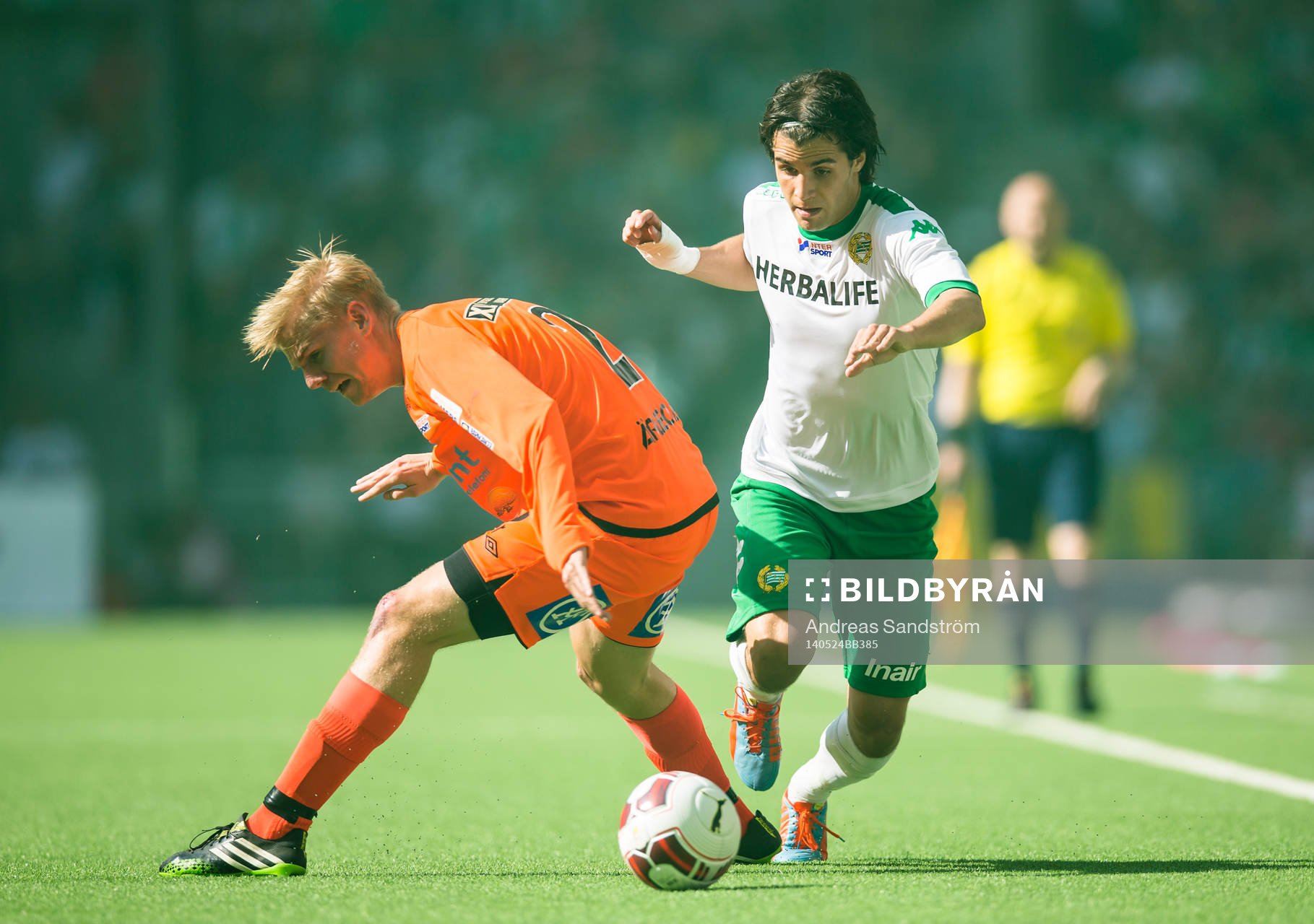 Hammarbys Lars Mendonca Fuhre gör en tunnel på Varbergs