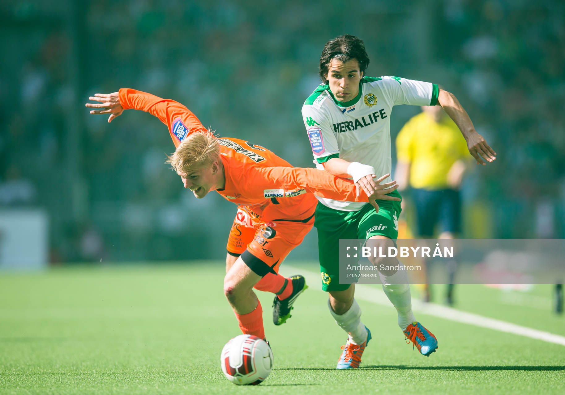 Hammarbys Lars Mendonca Fuhre gör en tunnel på Varbergs