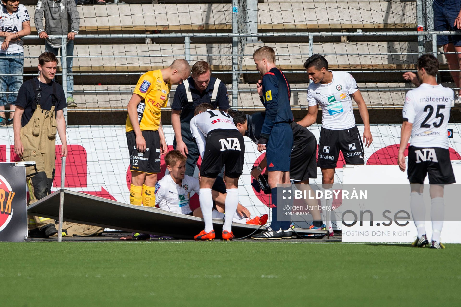 Örebros Daniel Björnqvist får hjälp