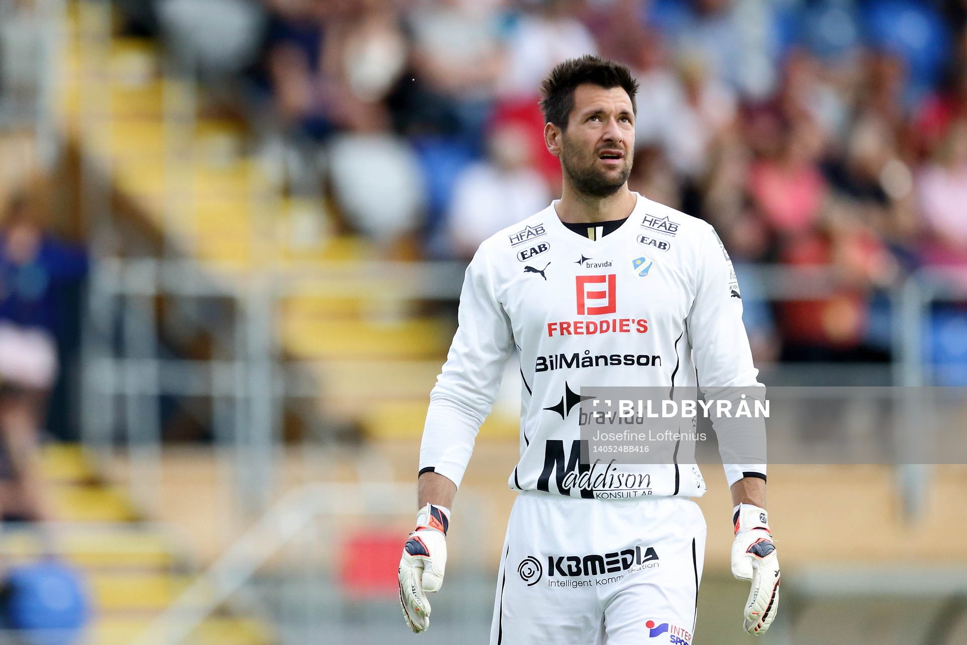 Halmstads målvakt Stojan Lukic deppar