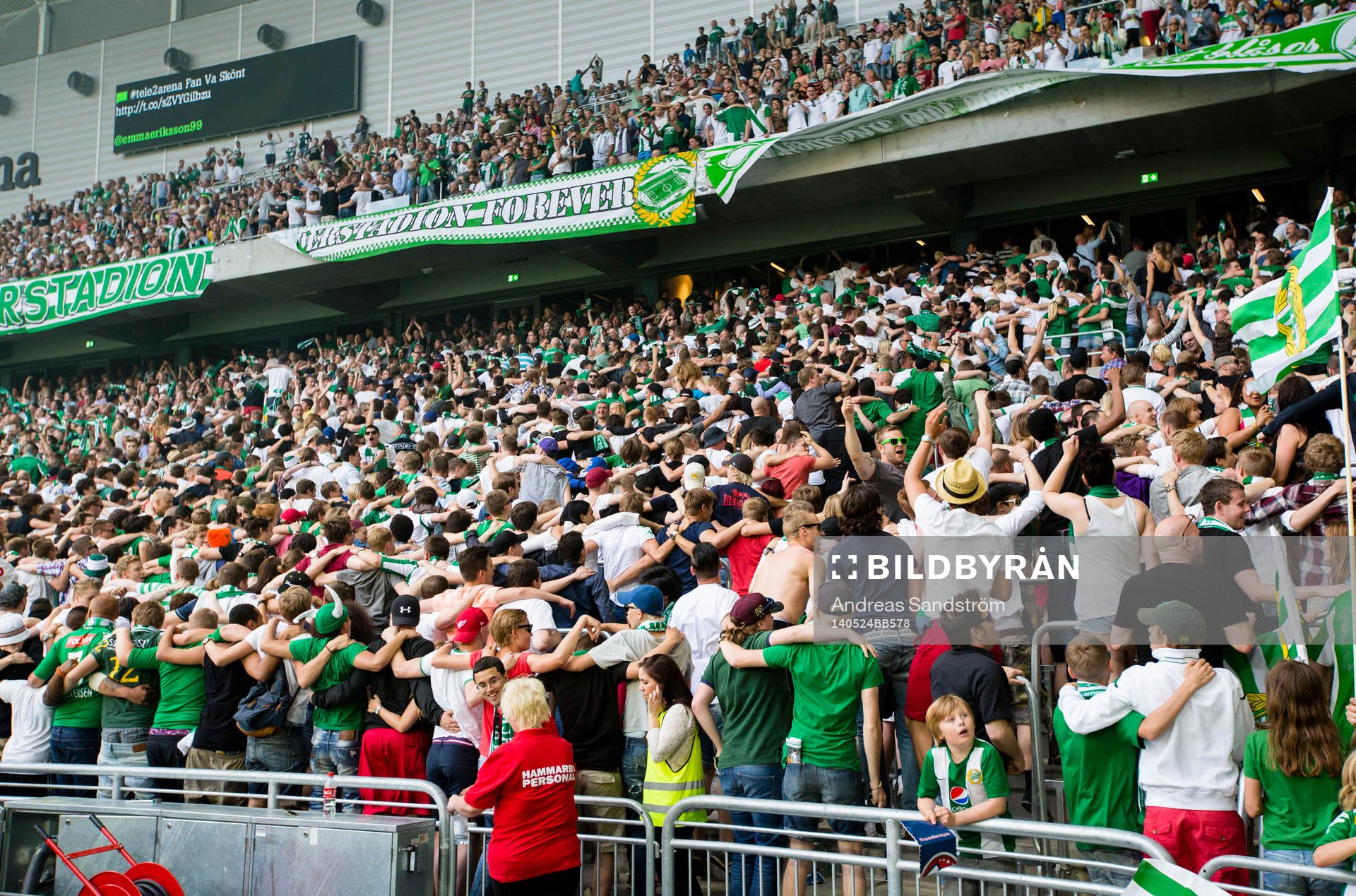 Hammarbysupportar vänder ryggen till planen och sjunger en