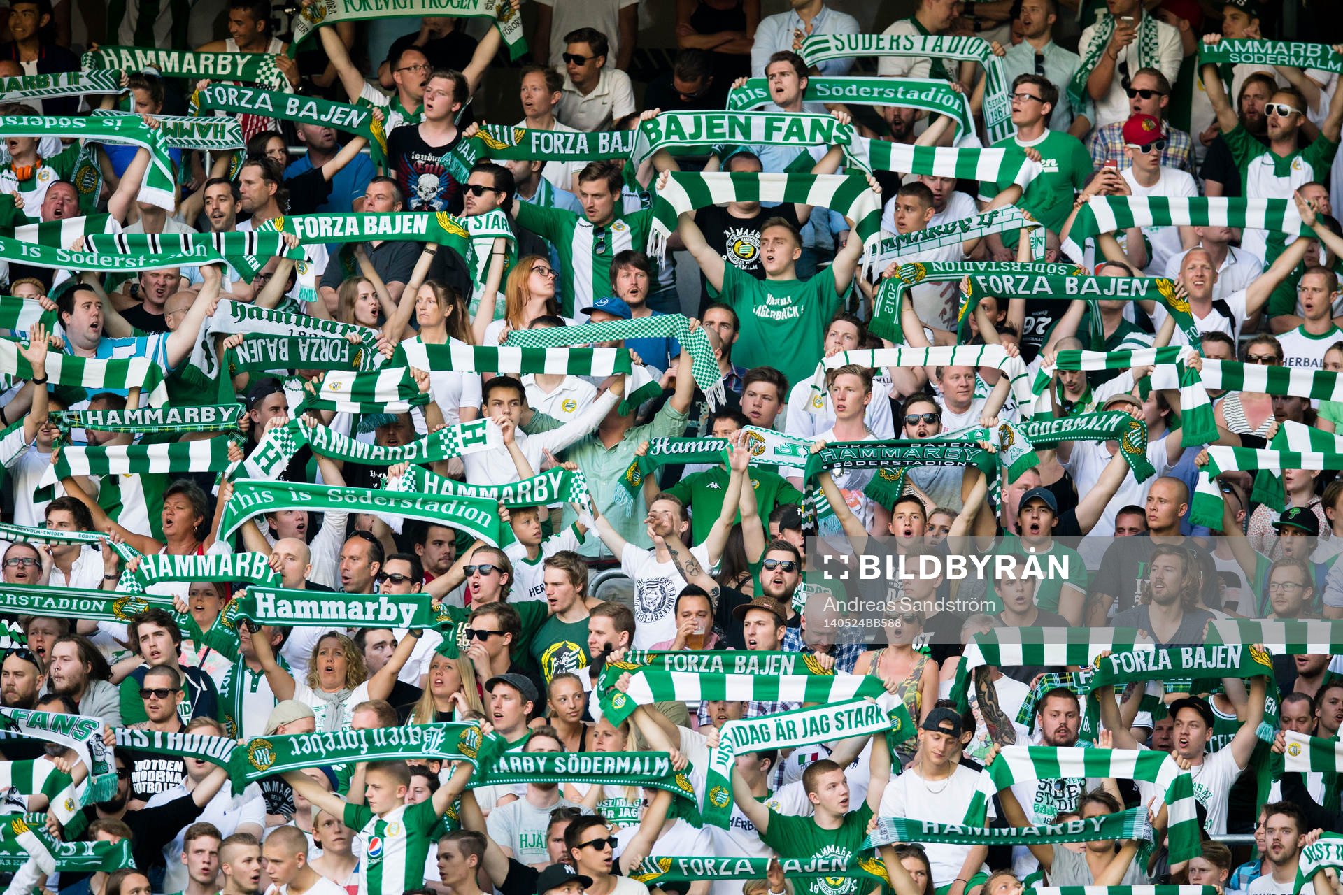 Hammarbysupportar håller upp halsdukar