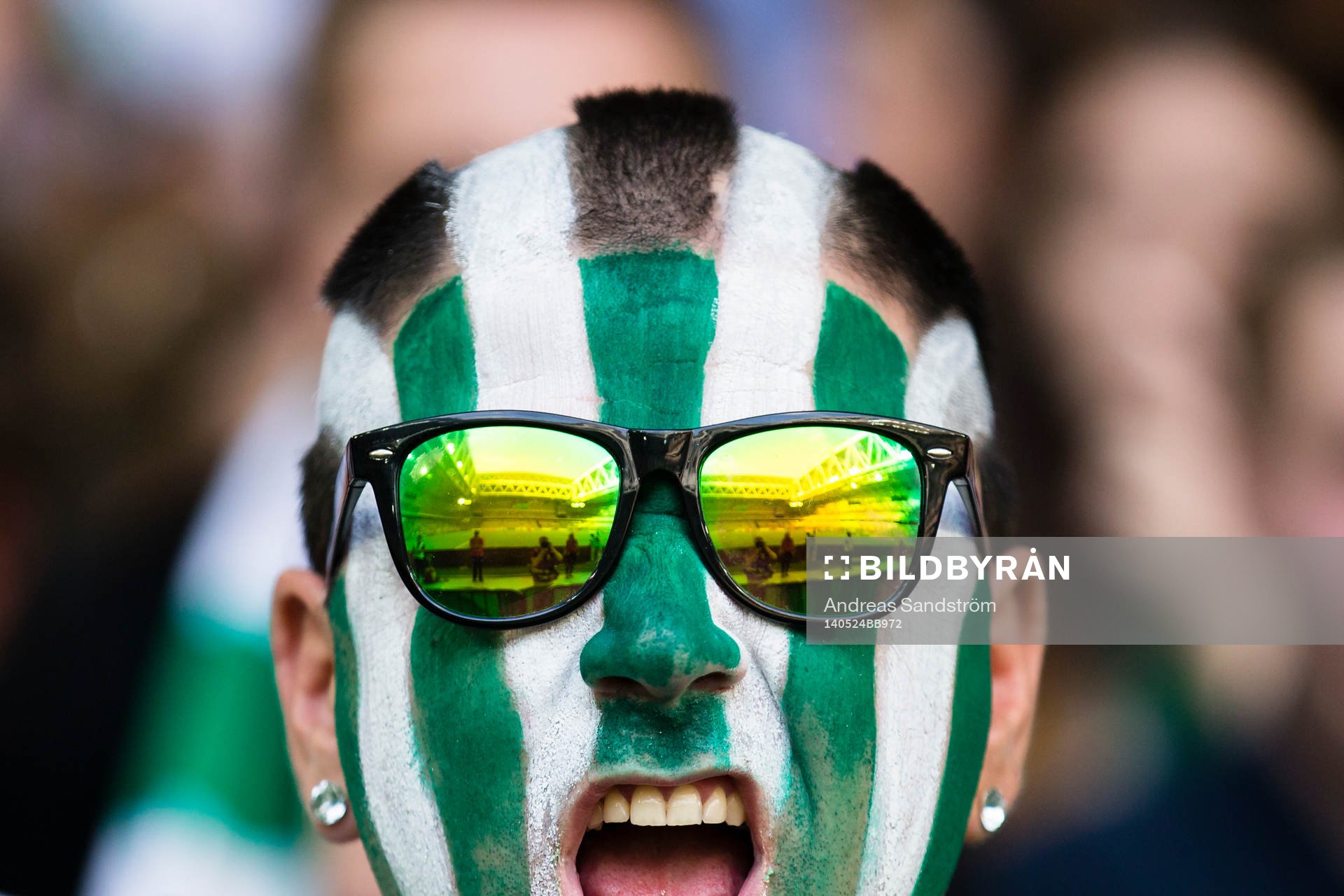 En Hammarbysupporter med målat ansikte