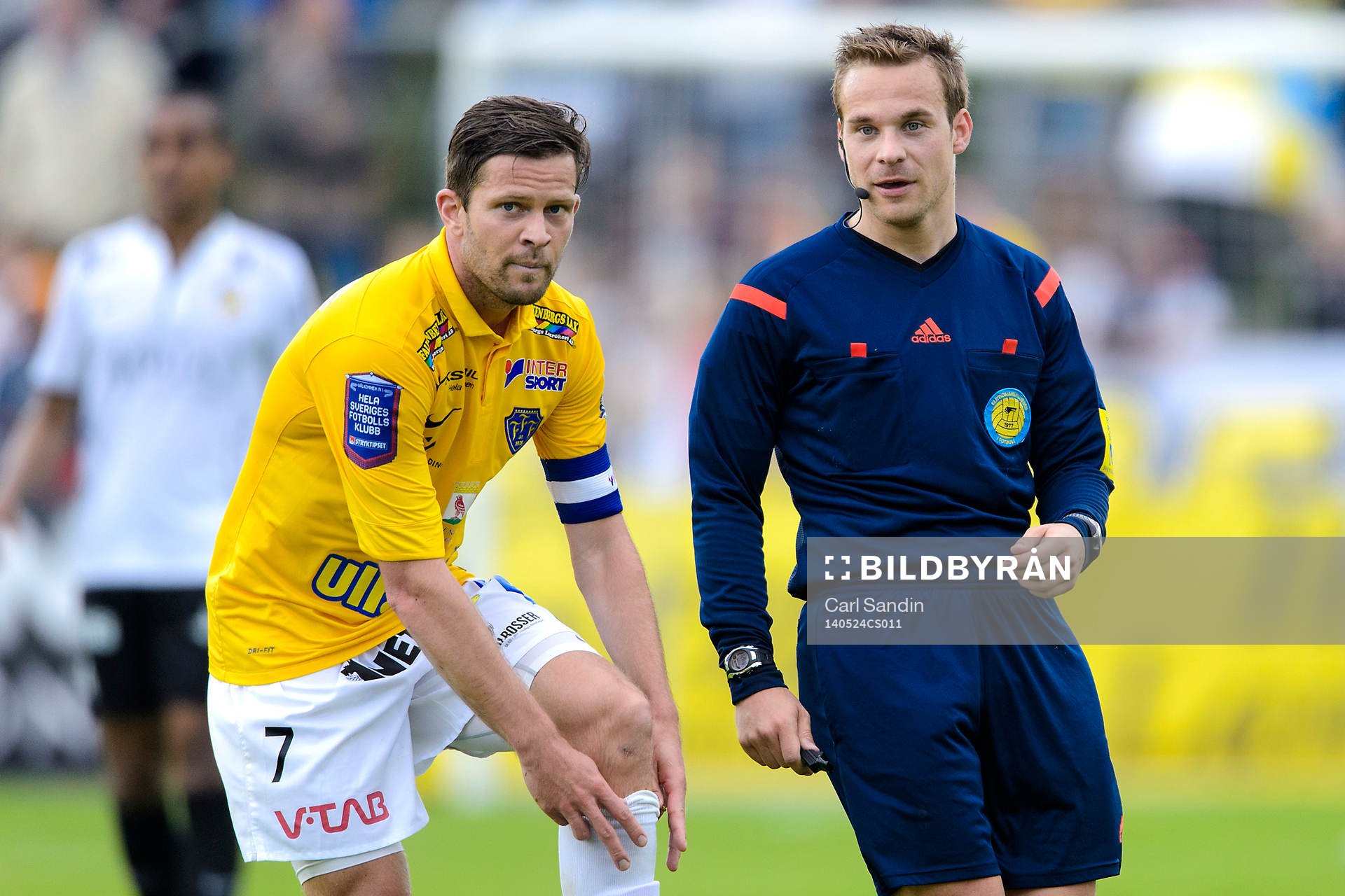 Falkenbergs David Svensson pratar med domare Kristoffer Karlsson under fotbollsmatchen i allsvenskan mellan Falkenberg och Häcken den 24 maj 2014 i Falkenberg.