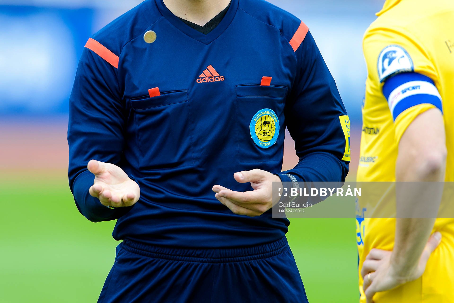 En domare singlar slant innan fotbollsmatchen i allsvenskan
