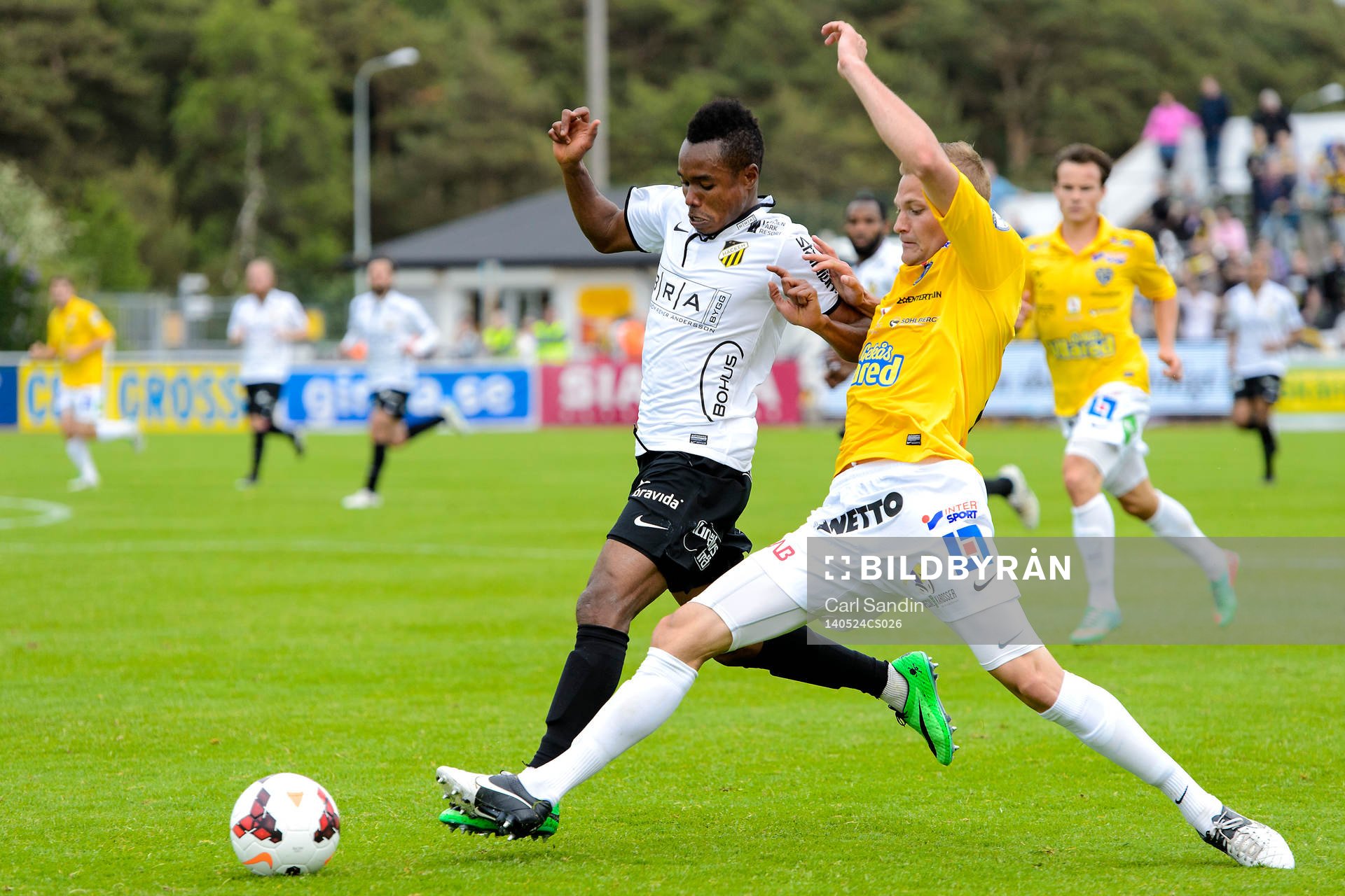Närkamp mellan Häckens Nasiru Mohammed och Falkenbergs