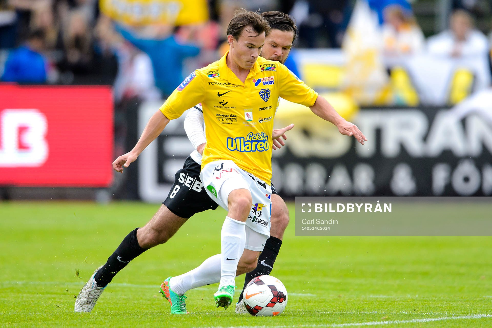 Falkenbergs Anton Wede jagas av Häckens Ivo Pekalski under fotbollsmatchen i allsvenskan mellan Falkenberg och Häcken den 24 maj 2014 i Falkenberg.