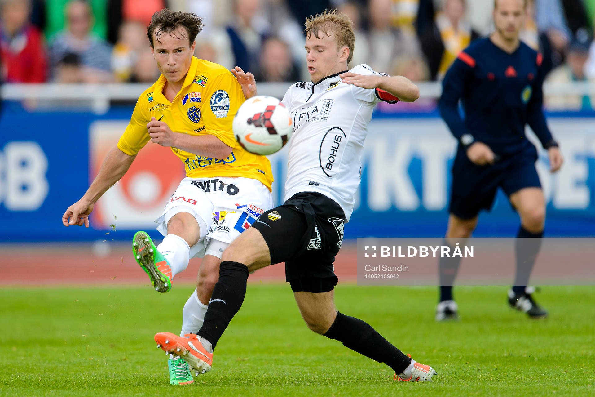 Närkamp mellan Falkenbergs Anton Wede och Häckens Oscar Lewicki under fotbollsmatchen i allsvenskan mellan Falkenberg och Häcken den 24 maj 2014 i Falkenberg.