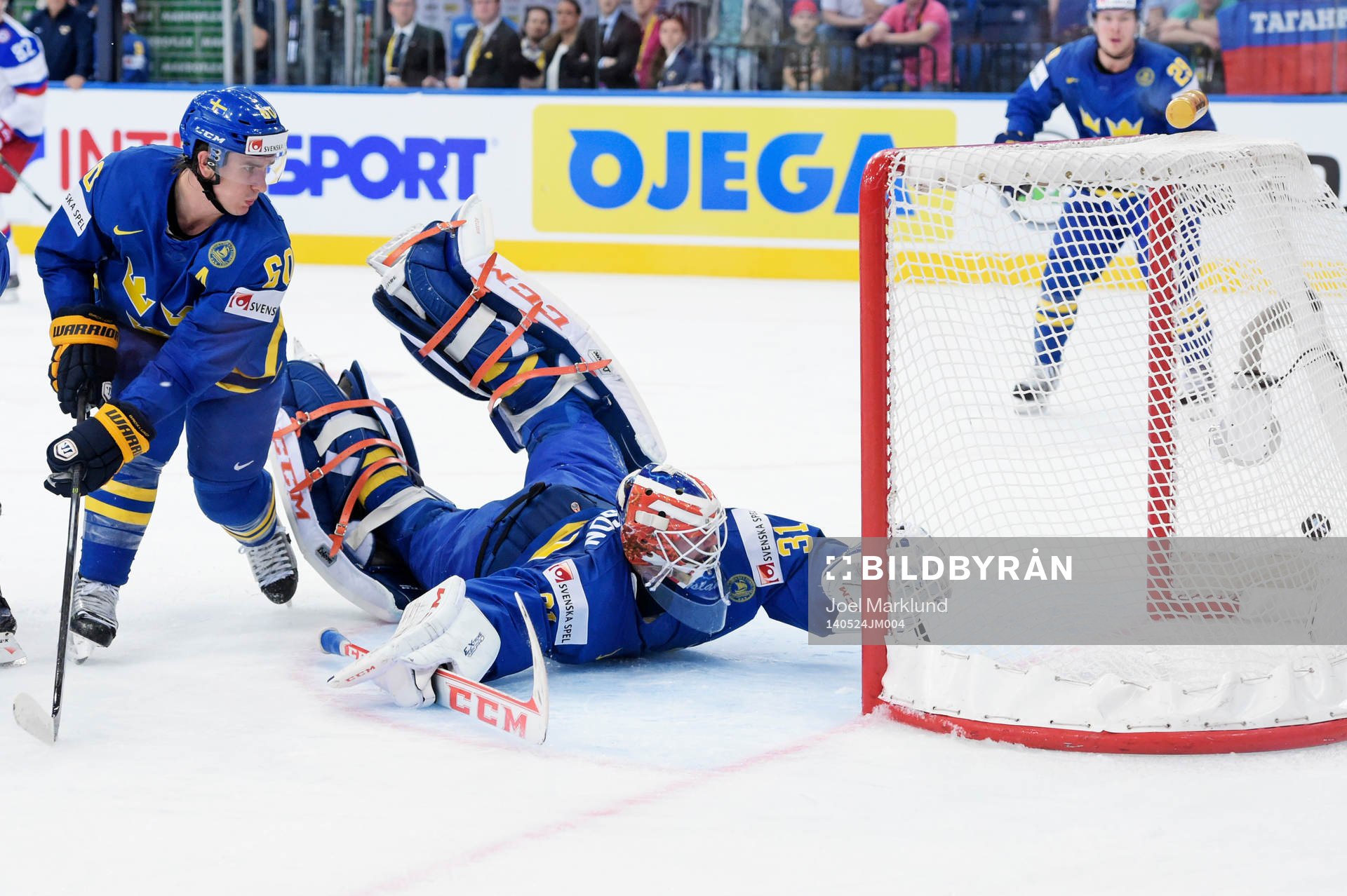 Sveriges Mikael Backlund ser skottet från Rysslands Sergei
