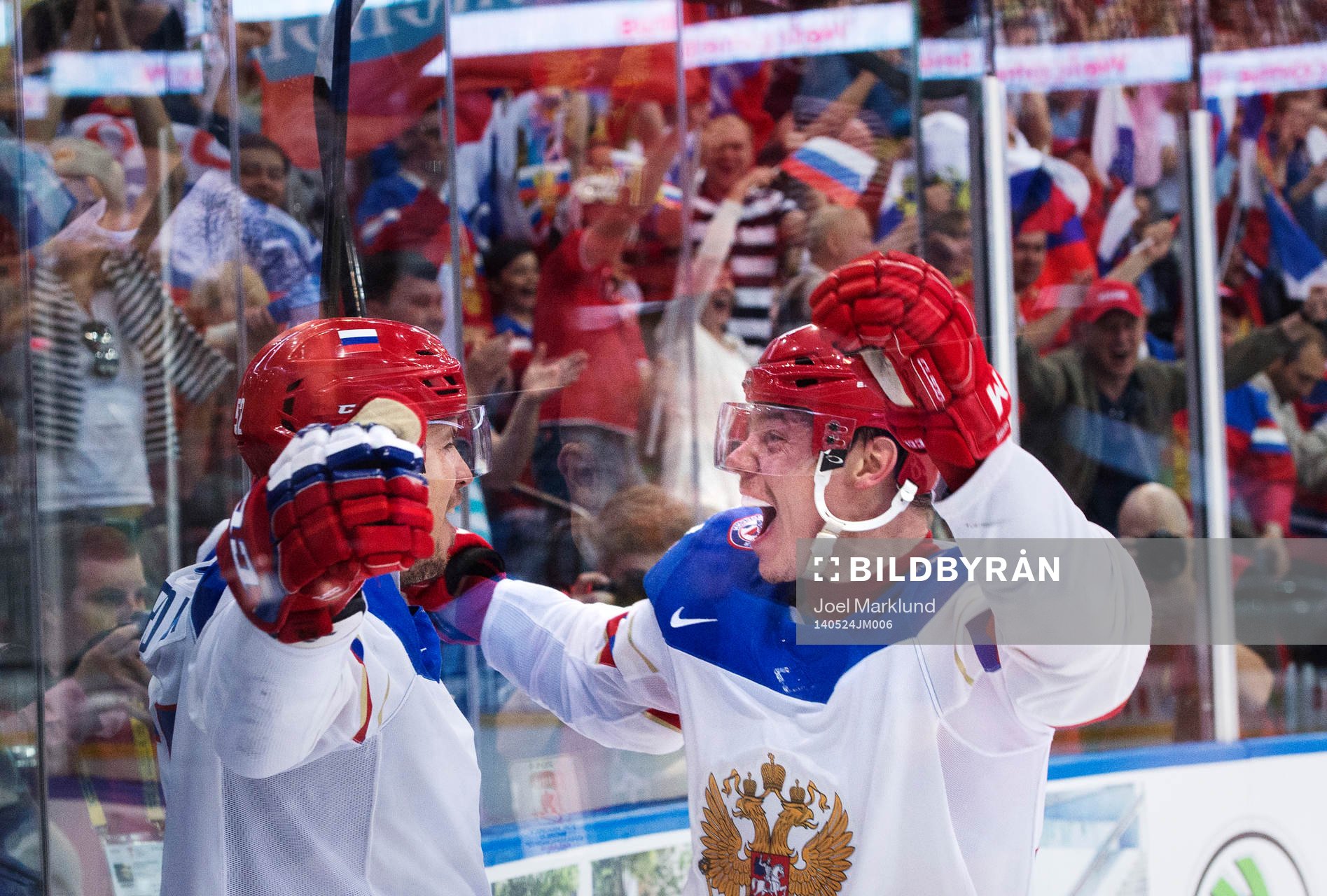 Rysslands Sergei Shirokov och Yevgeni Medvedev jublar