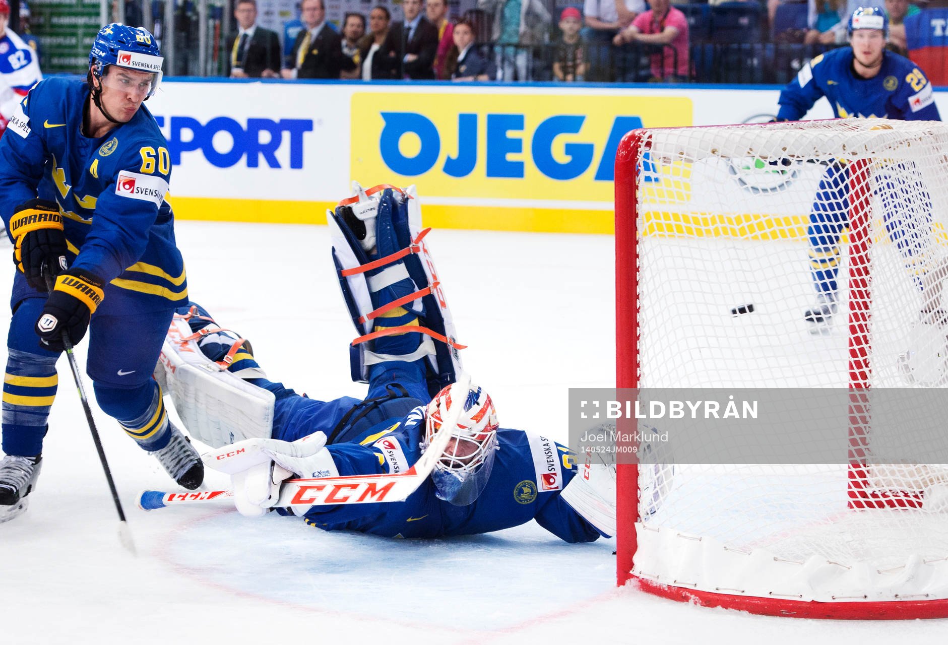 Sveriges Mikael Backlund ser 1-1-pucken från Rysslands