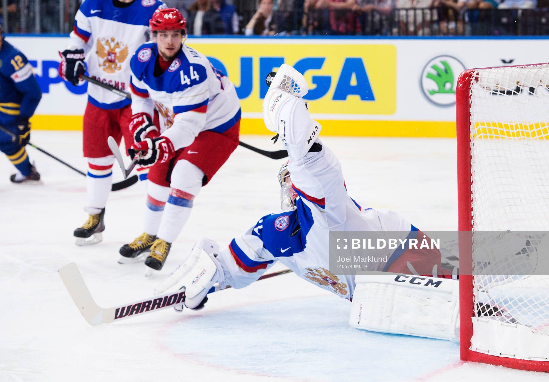 Rysslands målvakt Sergei Bobrovski räddar pucken med