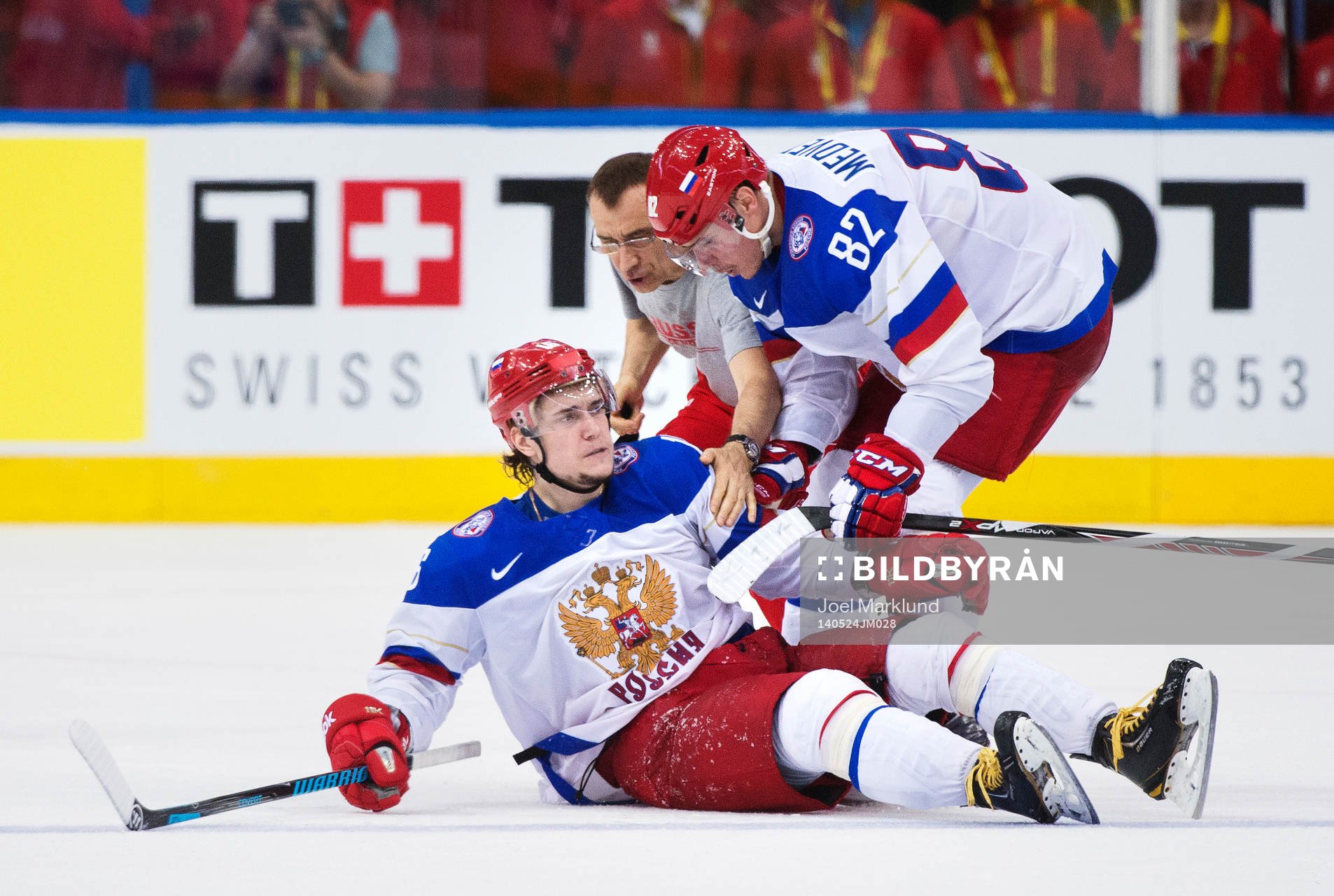 Rysslands Sergei Plotnikov tas om hand av läkare och