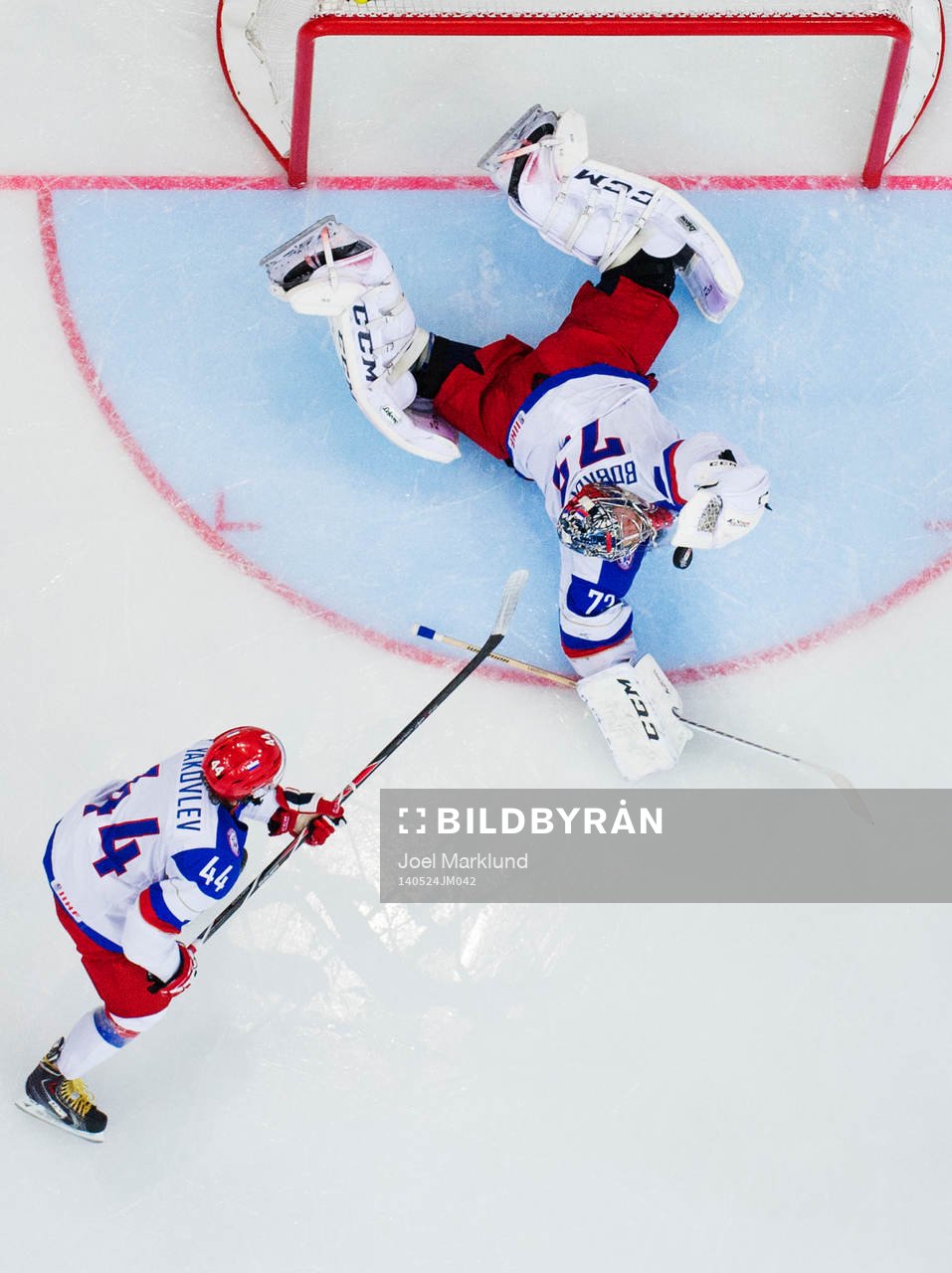 Rysslands Yegor Yakovlev ser målvakten Sergei Bobrovski