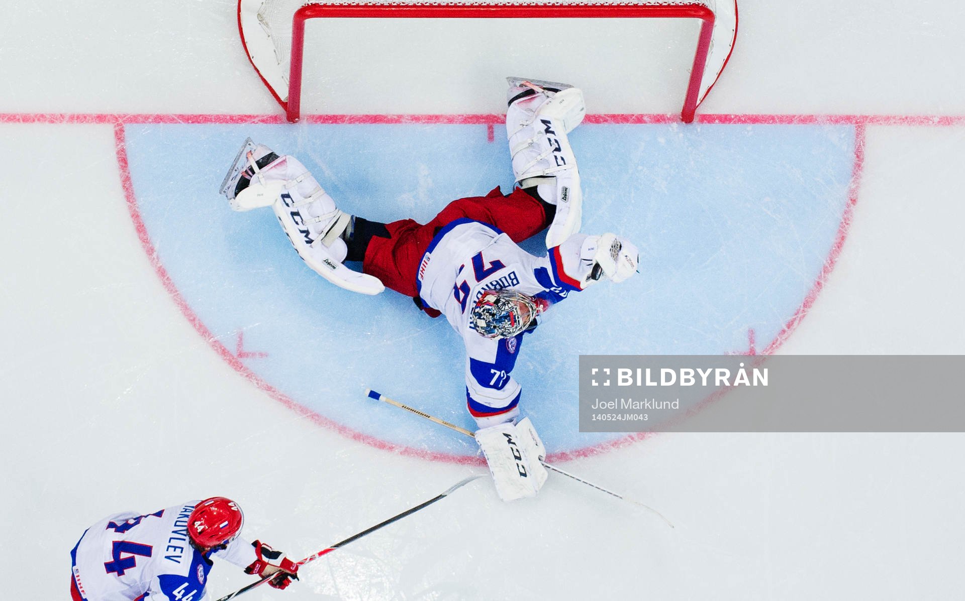 Rysslands Yegor Yakovlev ser målvakten Sergei Bobrovski