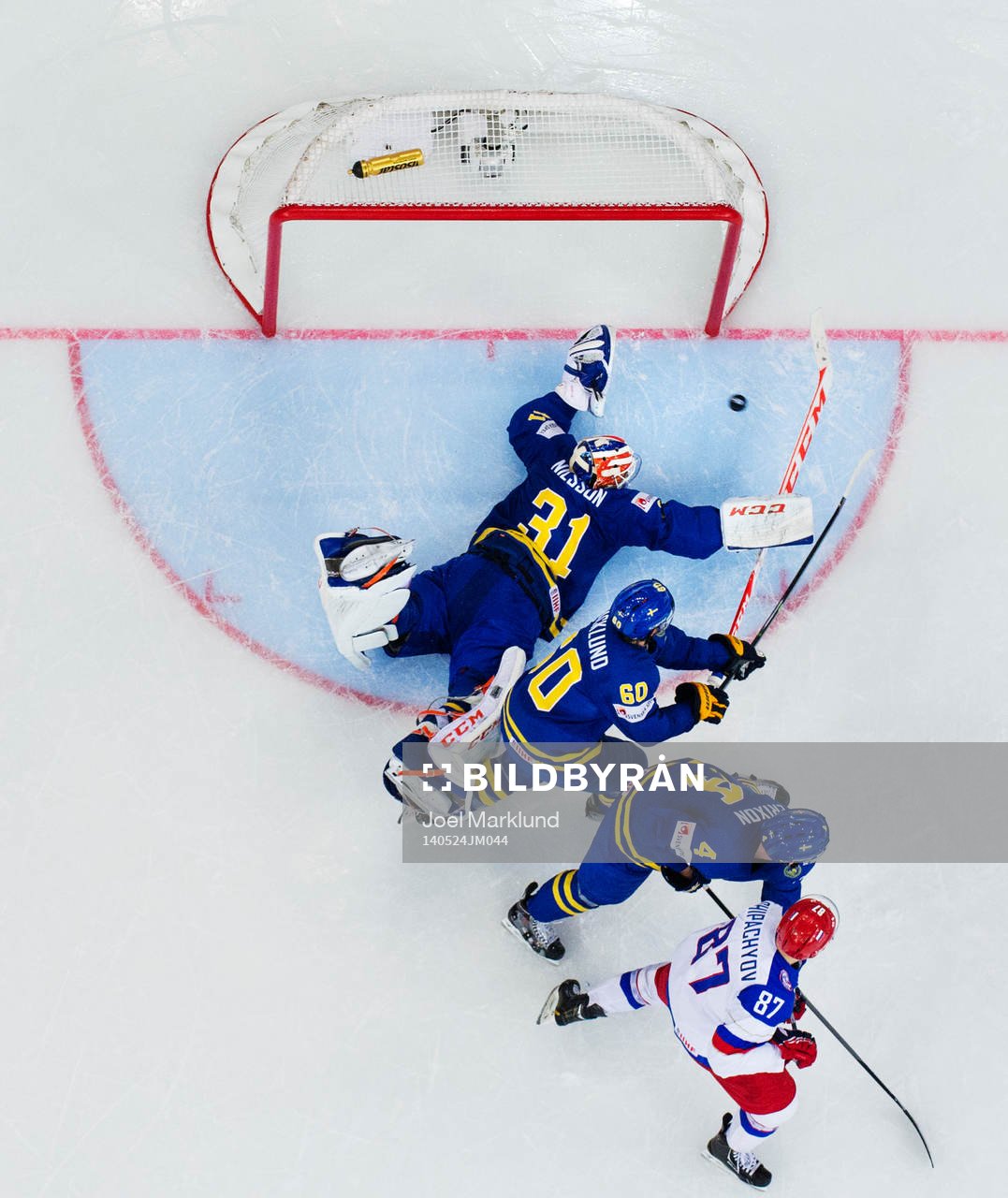 Sveriges målvakt Anders Nilsson, Mikael Backlund och Tim