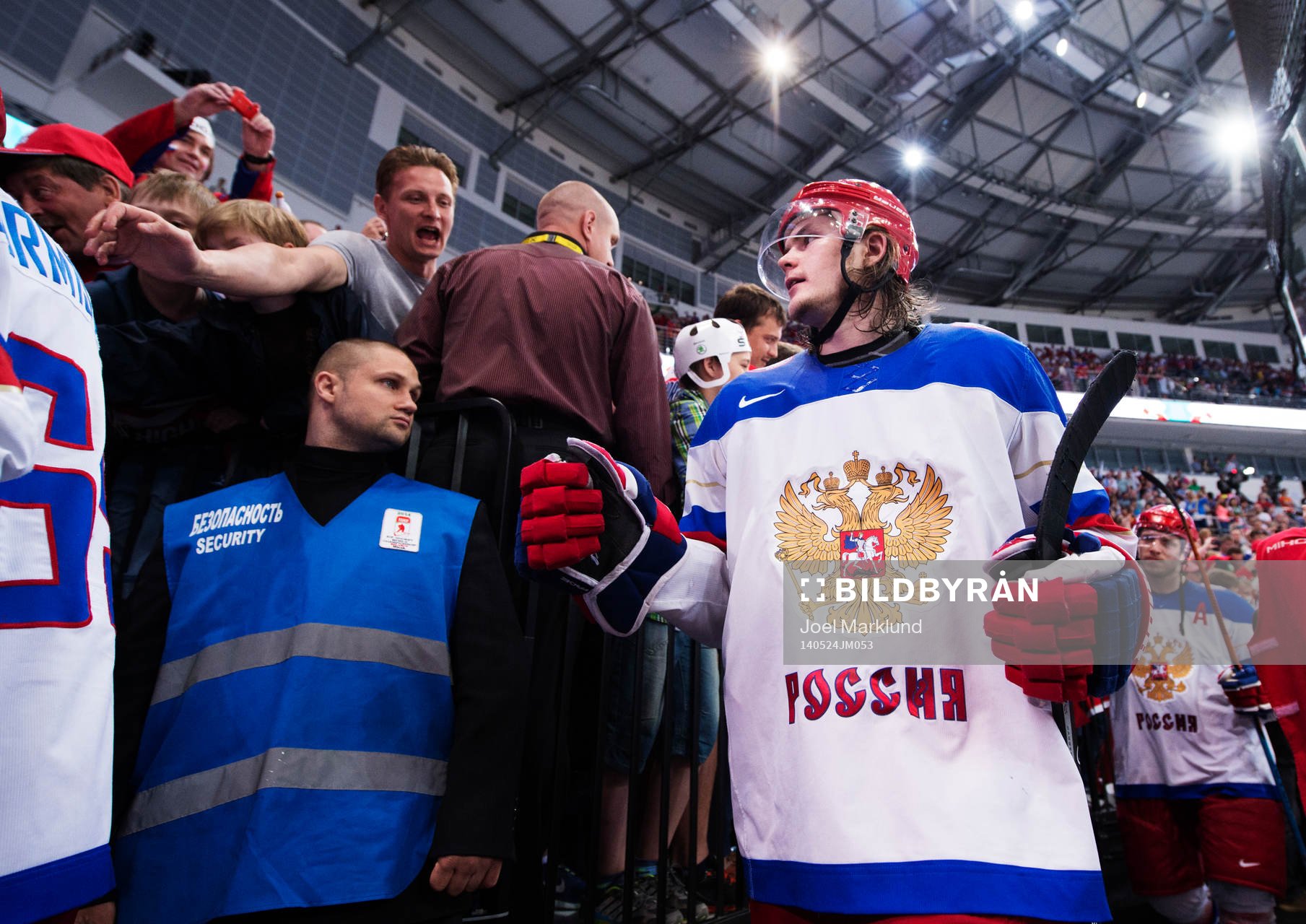 Rysslands Viktor Tikhonov lämnar isen