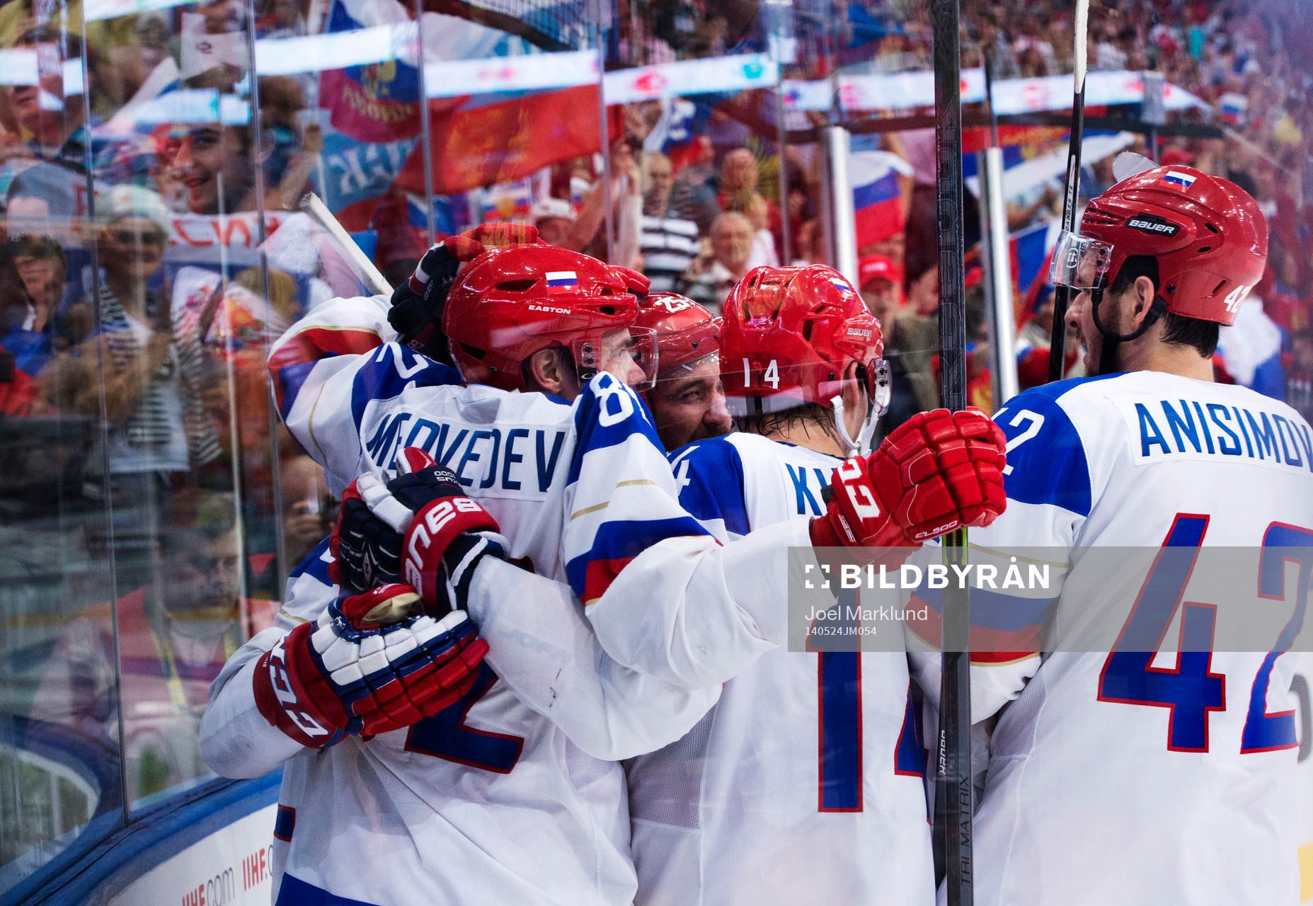 Rysslands Sergei Shirokov jublar med lagkamrater
