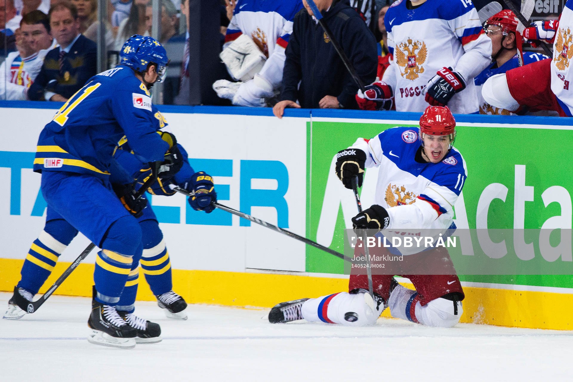 Rysslands Yevgeni Malkin passar pucken sittandes på knä