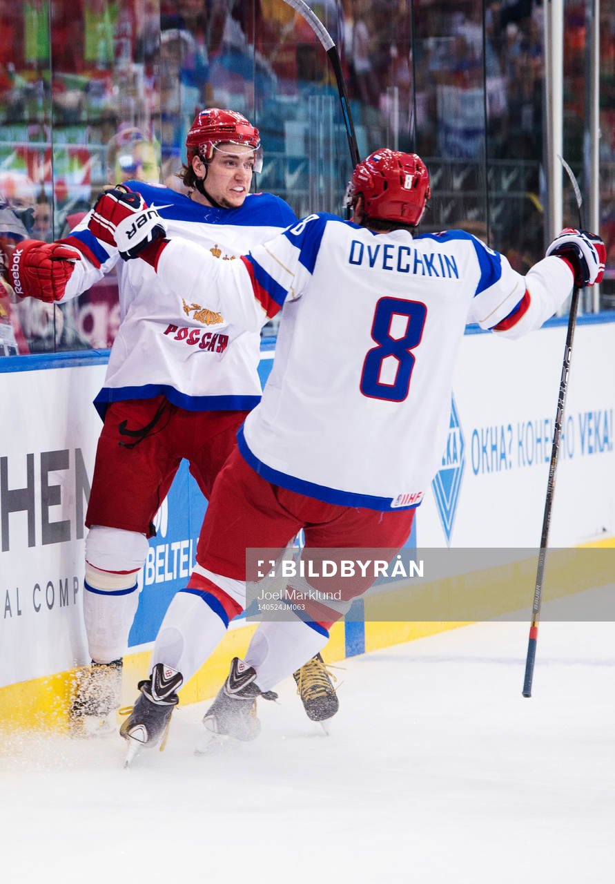 Rysslands Sergei Plotnikov och Alexander Ovechkin jublar
