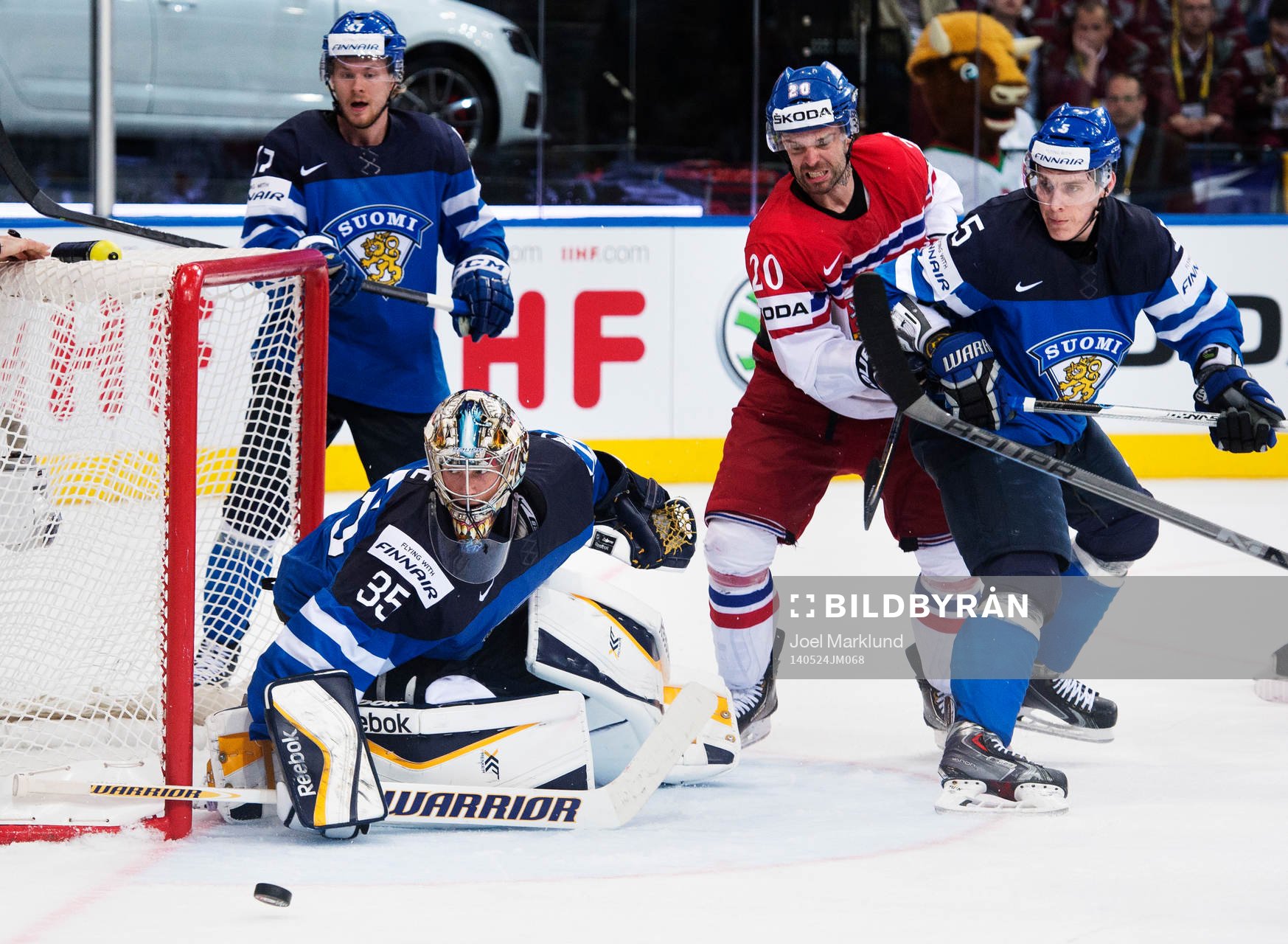 Finlands målvakt Pekka Rinne och Atte Ohtamaa ser till att