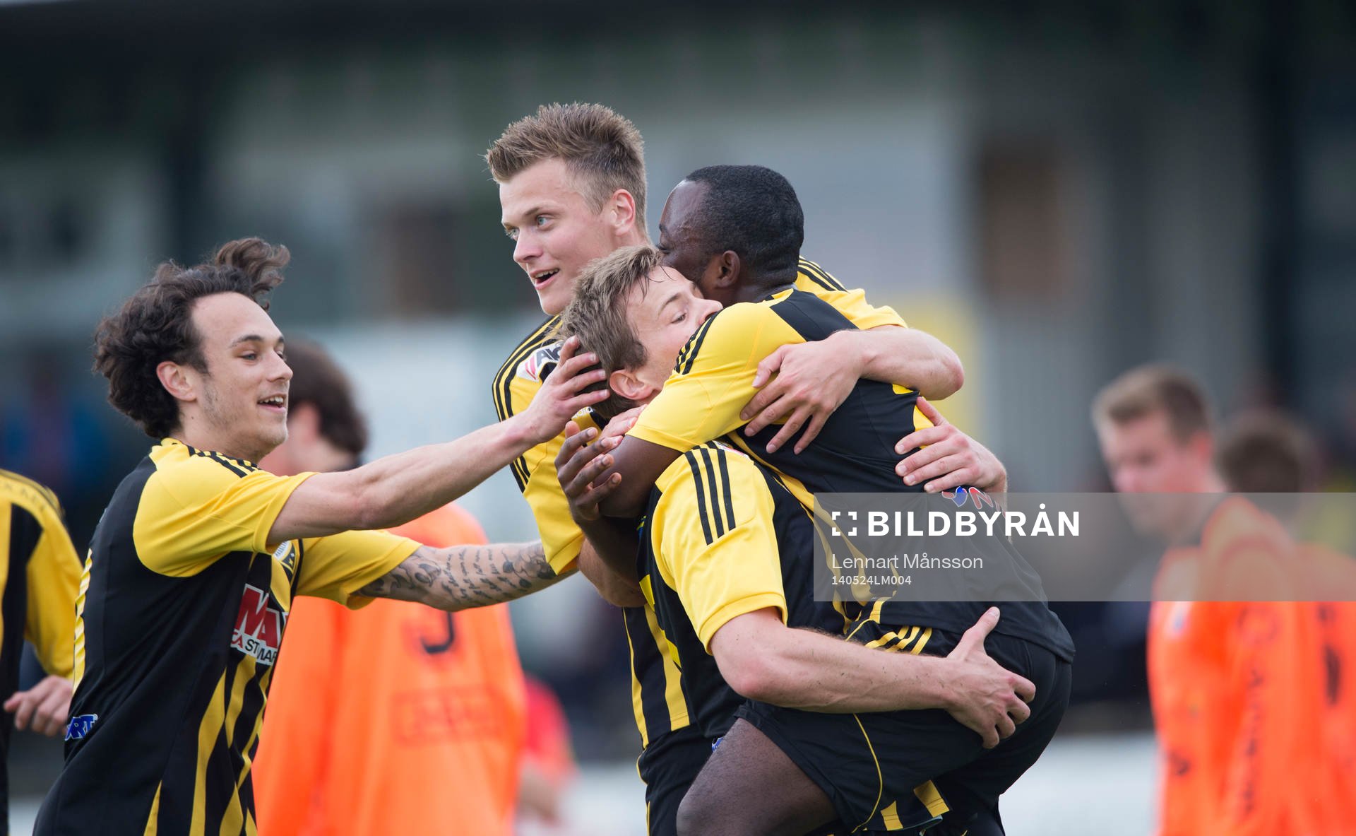 IFK Hässleholms Jesper Eliasson har nickat in 1-0 och jublar i matchen i division 111 mellan IFK Hässleholm och Älmeboda/Linneryd i Hässleholm 24 maj 2014.