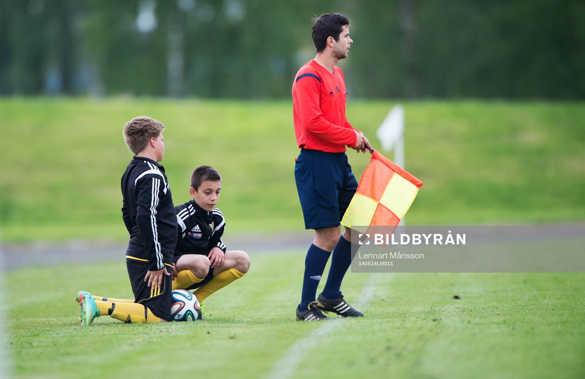Bollkallar och assisterande domaren Gëzim Gashi i matchen