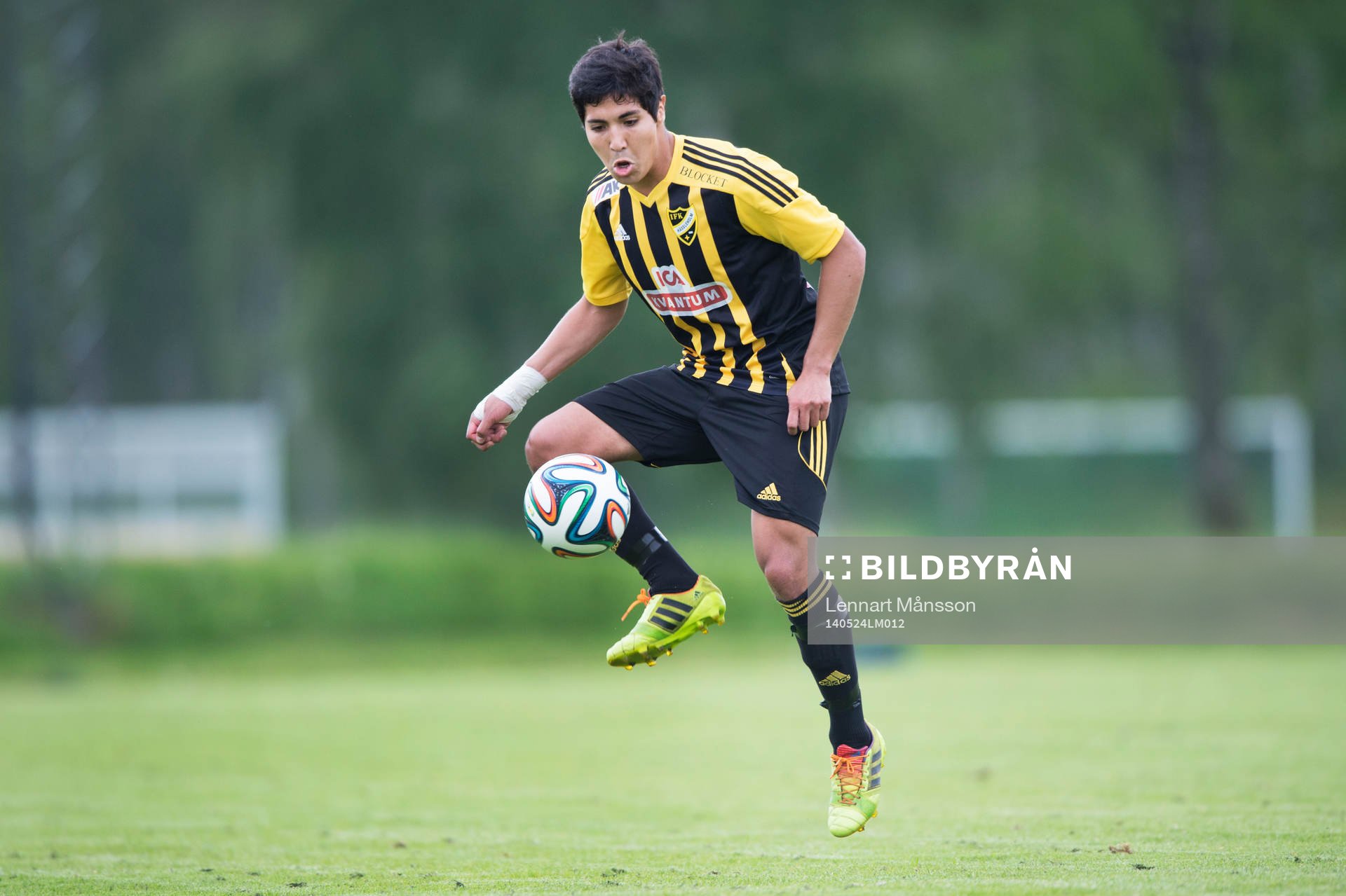 IFK Hässleholms Diego Delgado i matchen i division 111 mellan IFK Hässleholm och Älmeboda/Linneryd i Hässleholm 24 maj 2014.