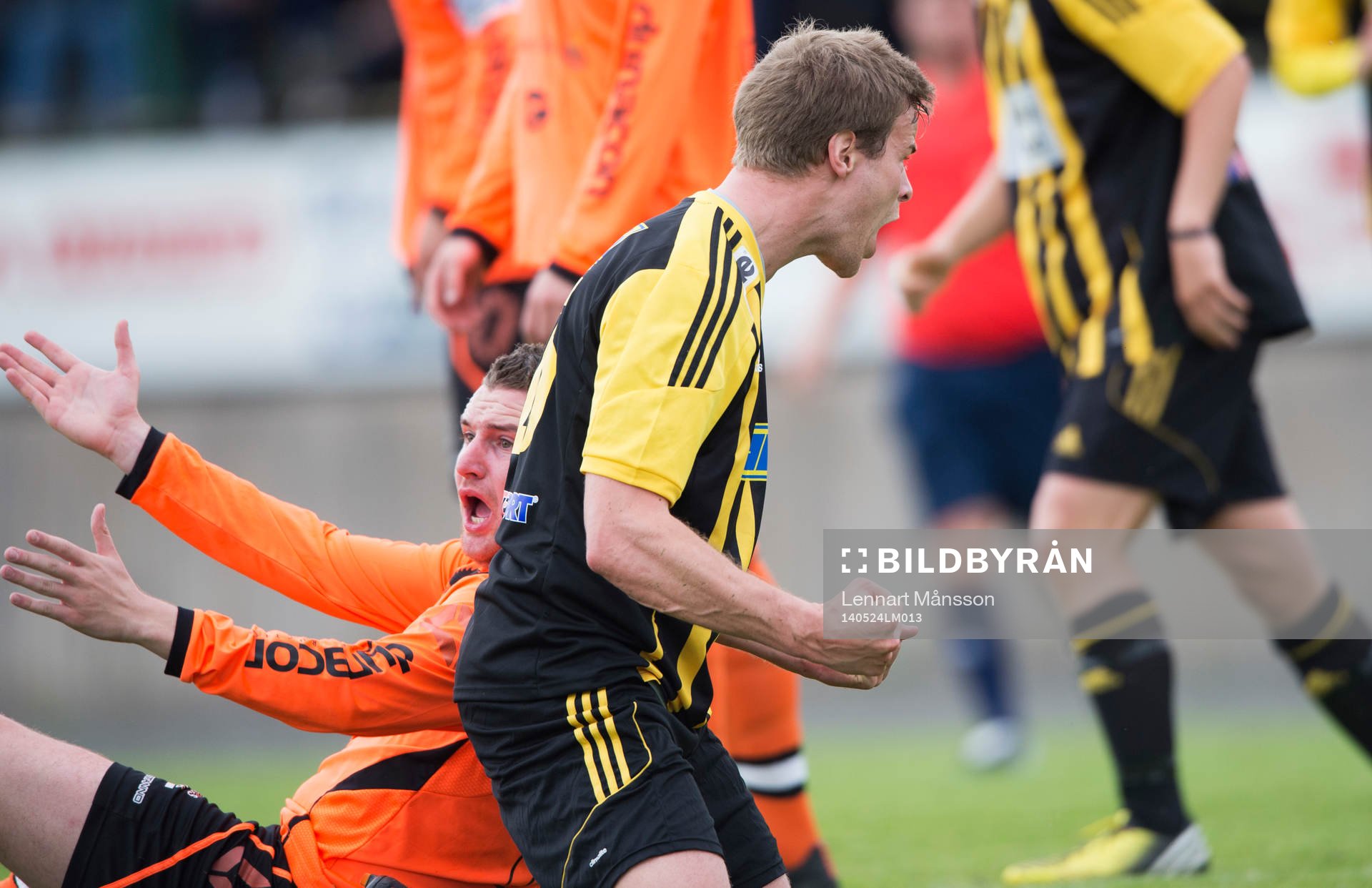 IFK Hässleholms Jesper Eliasson har nickat in 1-0 och