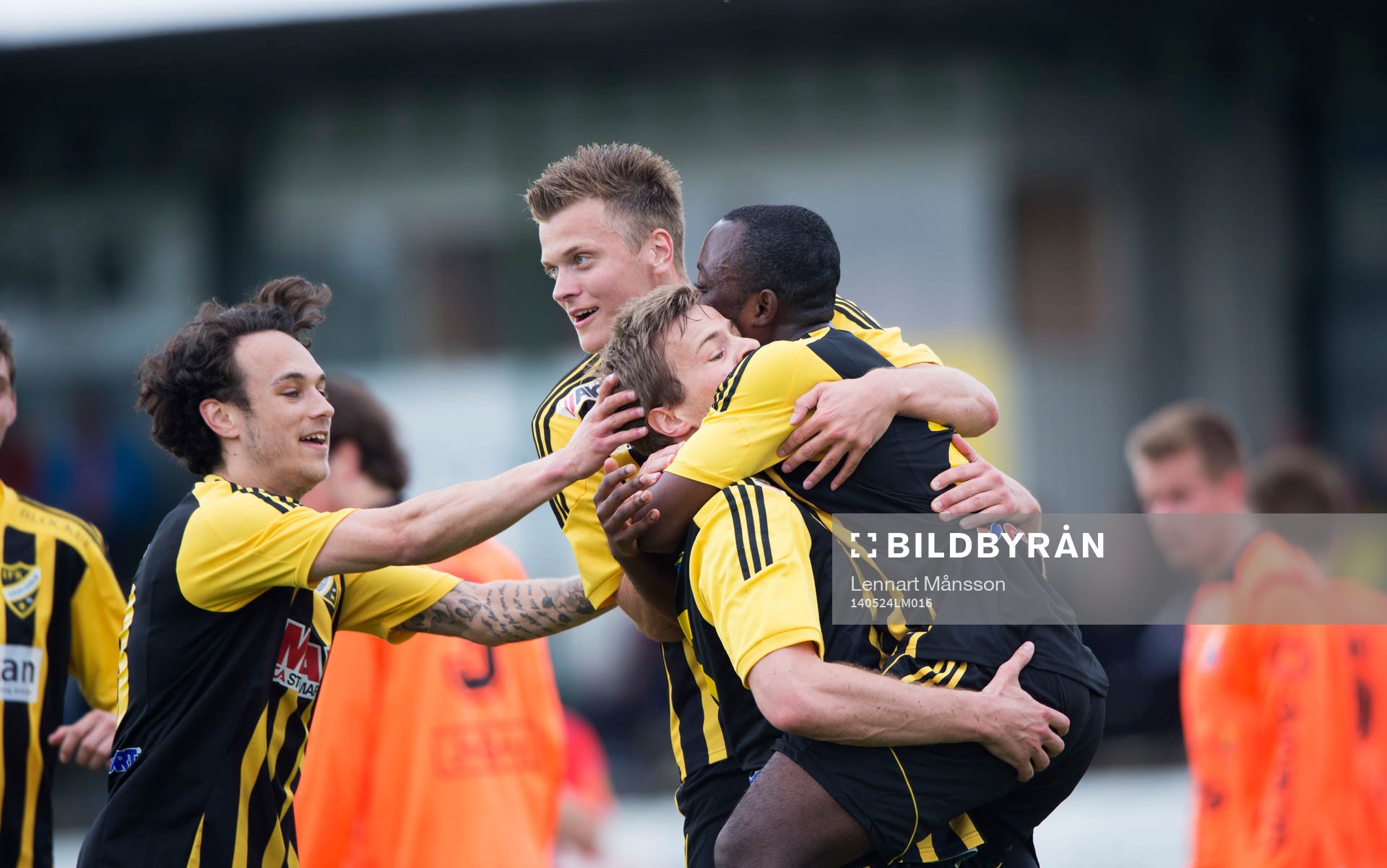 IFK Hässleholms Jesper Eliasson har nickat in 1-0 och grattas av Karim Al-Asi, Niklas Jönsson och Bright Frimpong i matchen i division 111 mellan IFK Hässleholm och Älmeboda/Linneryd i Hässleholm 24 maj 2014.
