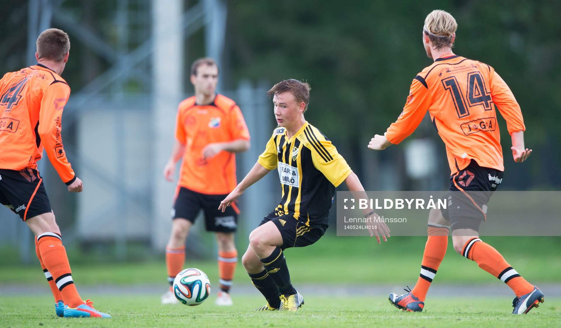 IFK Hässleholms 14-årige Theo Ekström välbevarad av tre motståndare i matchen i division 111 mellan IFK Hässleholm och Älmeboda/Linneryd i Hässleholm 24 maj 2014.