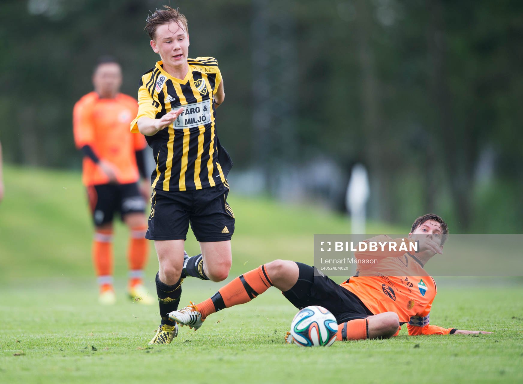 IFK Hässleholms 14-årige Theo Ekström i matchen i division 111 mellan IFK Hässleholm och Älmeboda/Linneryd i Hässleholm 24 maj 2014.