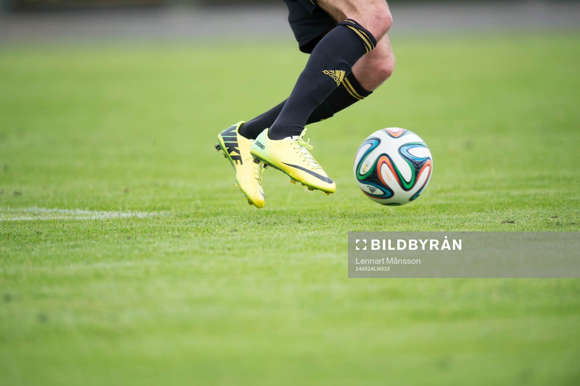 Bollkontroll med fotbollsskor Nike i matchen i division 111