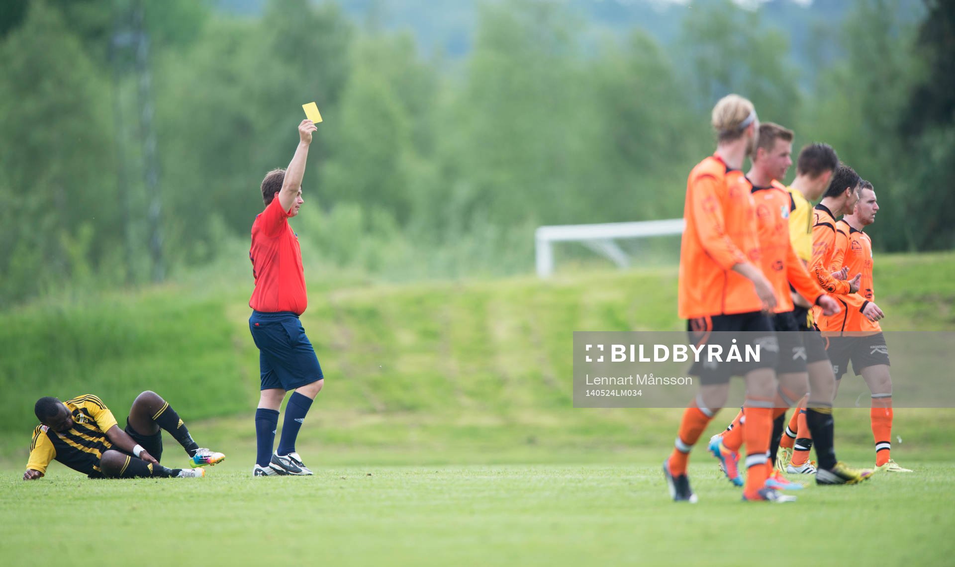 Domaren Pontus Mattsson varnar en Älmeboda-spelare i
