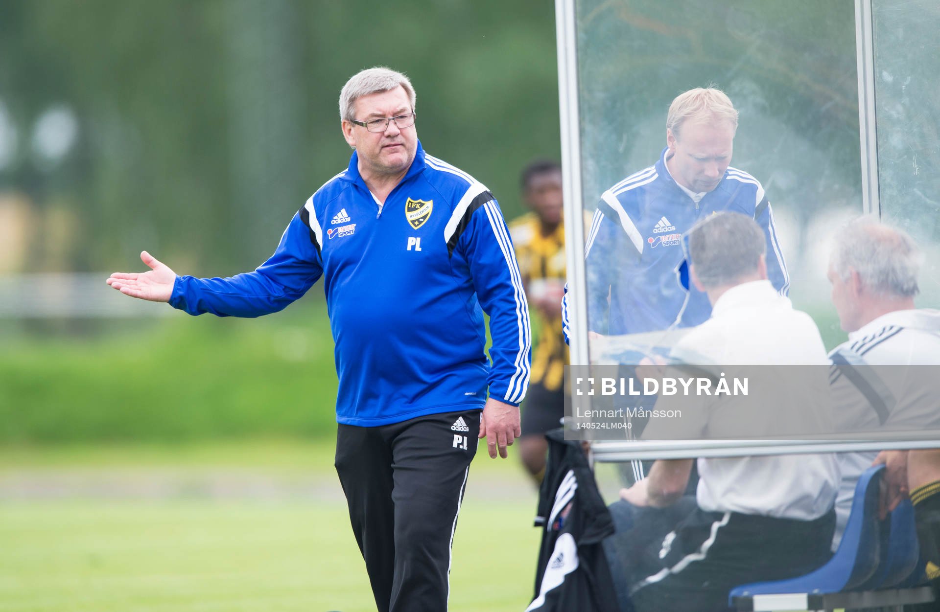 IFK Hässleholms tränare Patrik Lennartsson och Daniel Nilsson i matchen i division 111 mellan IFK Hässleholm och Älmeboda/Linneryd i Hässleholm 24 maj 2014.