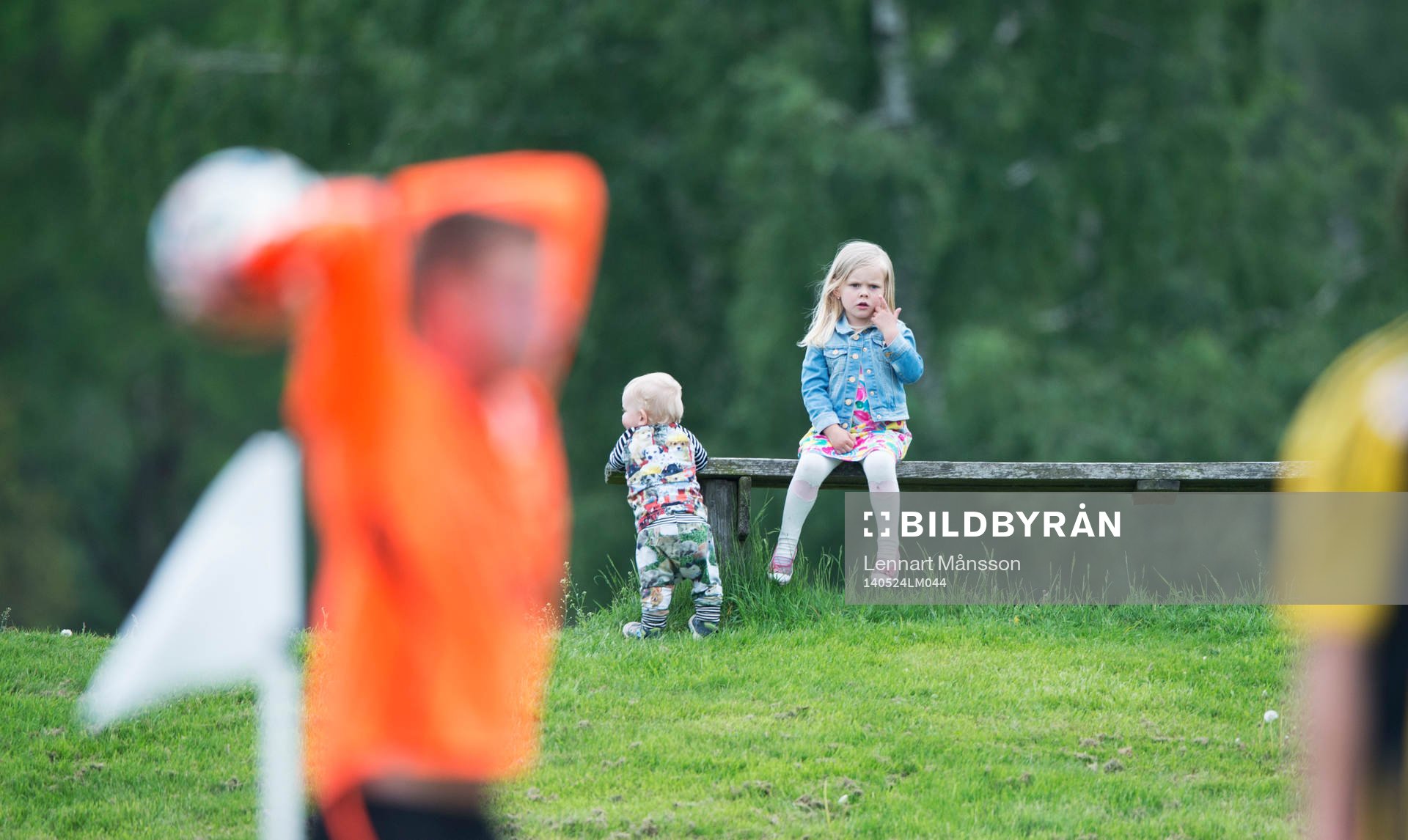 Storasyster och lillebror på fotboll i matchen i division