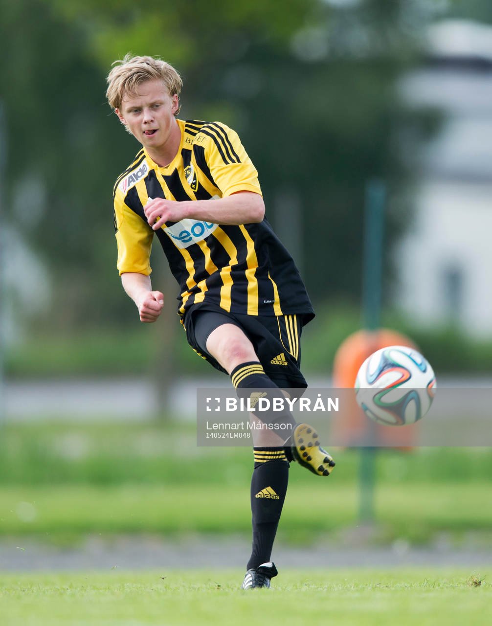 IFK Hässleholms Philip Bengtsson i matchen i division 111 mellan IFK Hässleholm och Älmeboda/Linneryd i Hässleholm 24 maj 2014.