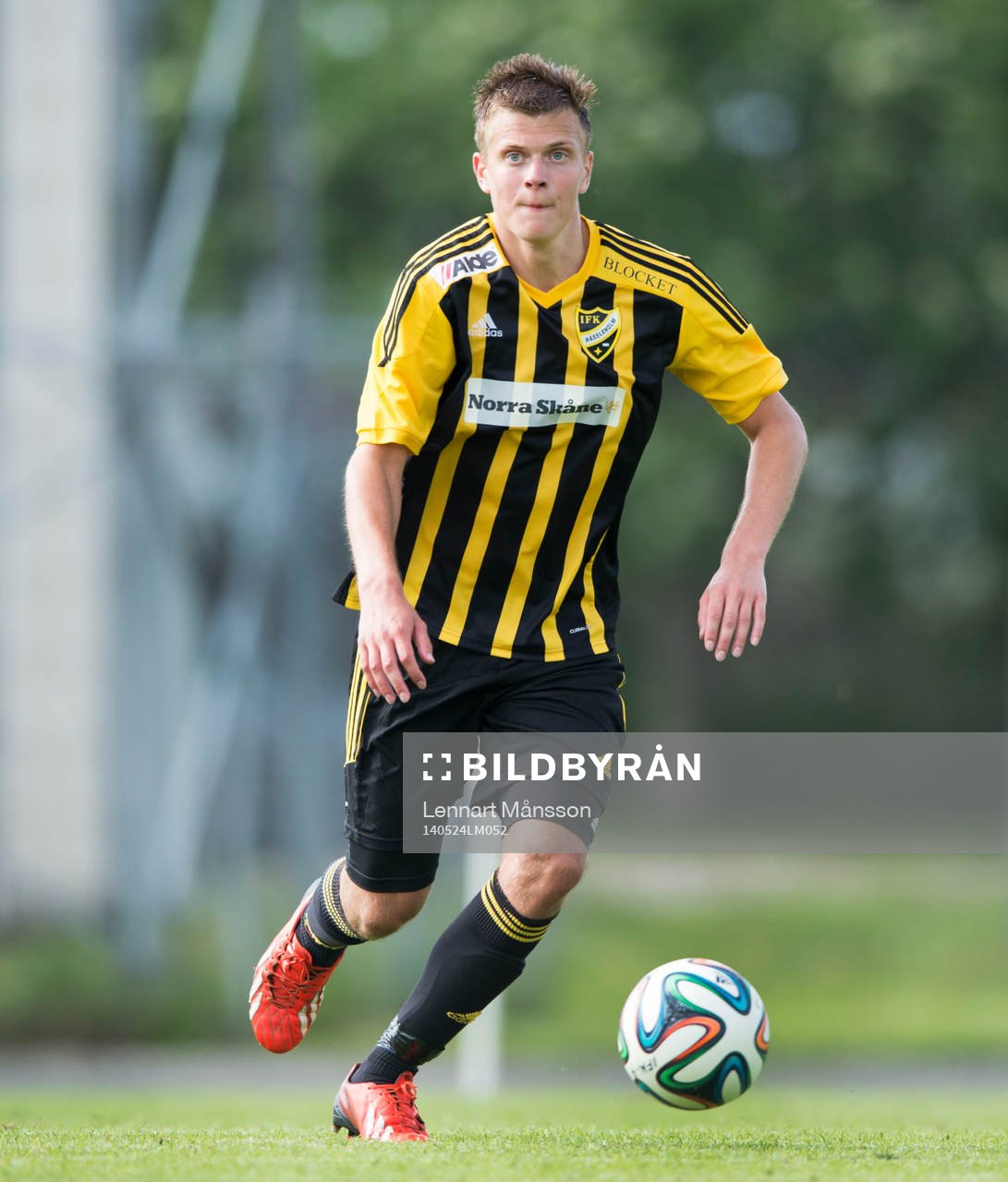 IFK Hässleholms Niklas Jönsson i matchen i division 111 mellan IFK Hässleholm och Älmeboda/Linneryd i Hässleholm 24 maj 2014.