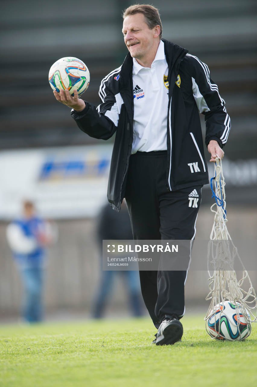 Lagledaren Tommy Karlsson i matchen i division 111 mellan