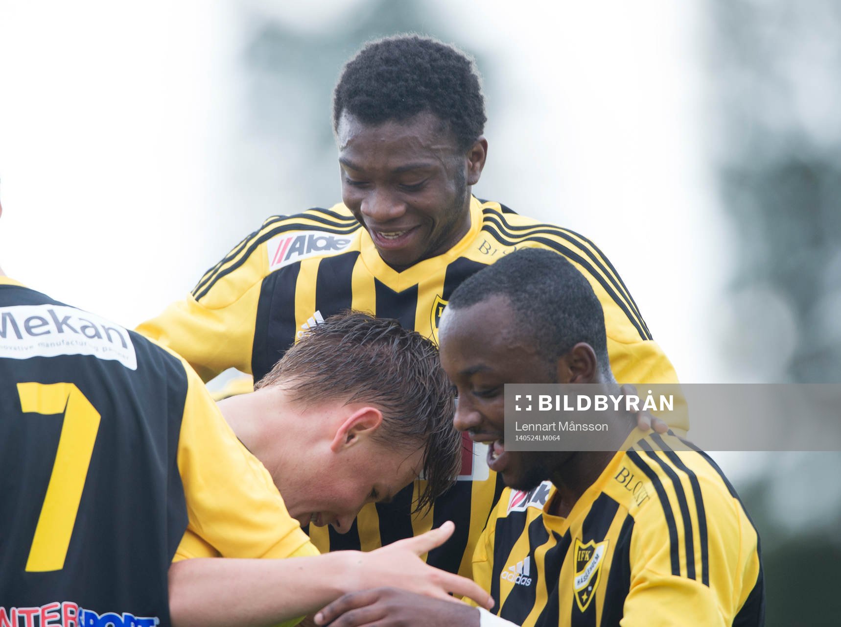 IFK Hässleholms 14-årige Theo Ekström har gjort 2-0 ochgrattas av Junior Bangura och Bright Frimpong i matchen i division 111 mellan IFK Hässleholm och Älmeboda/Linneryd i Hässleholm 24 maj  2014.