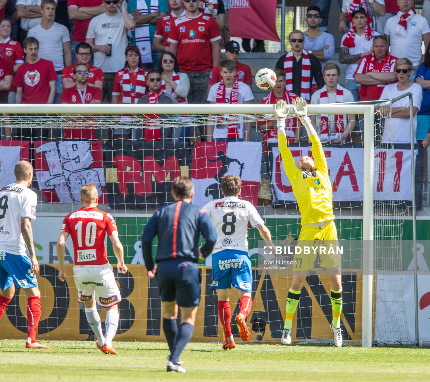 Kalmars målvakt Lars Cramer räddar en boll