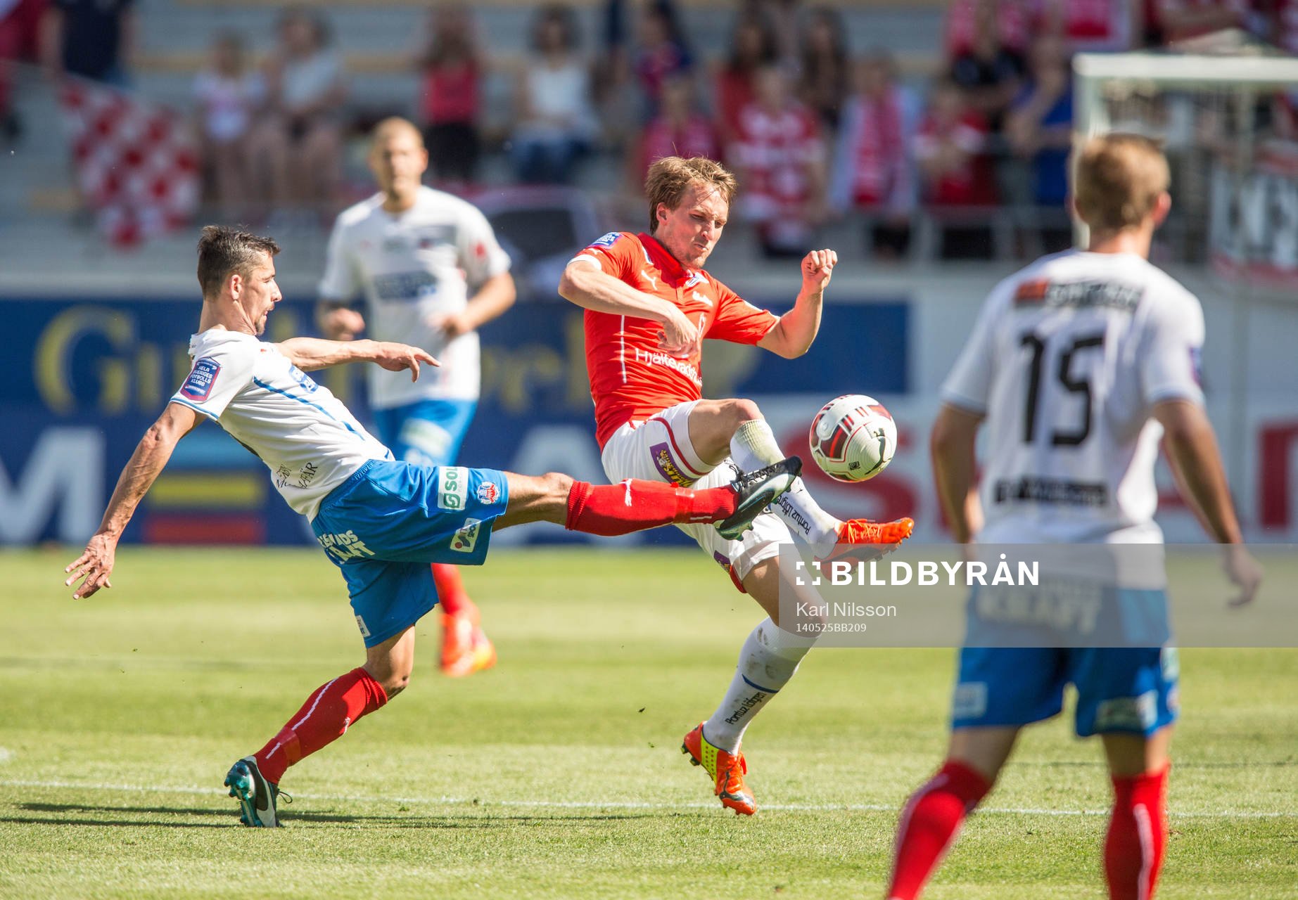 Helsingborgs Loret Sadiku och Kalmars Tor Øyvind Hovda under fotbollsmatchen i i Allsvenskan mellan Kalmar och Helsingborg den 25 maj 2014 i Kalmar.