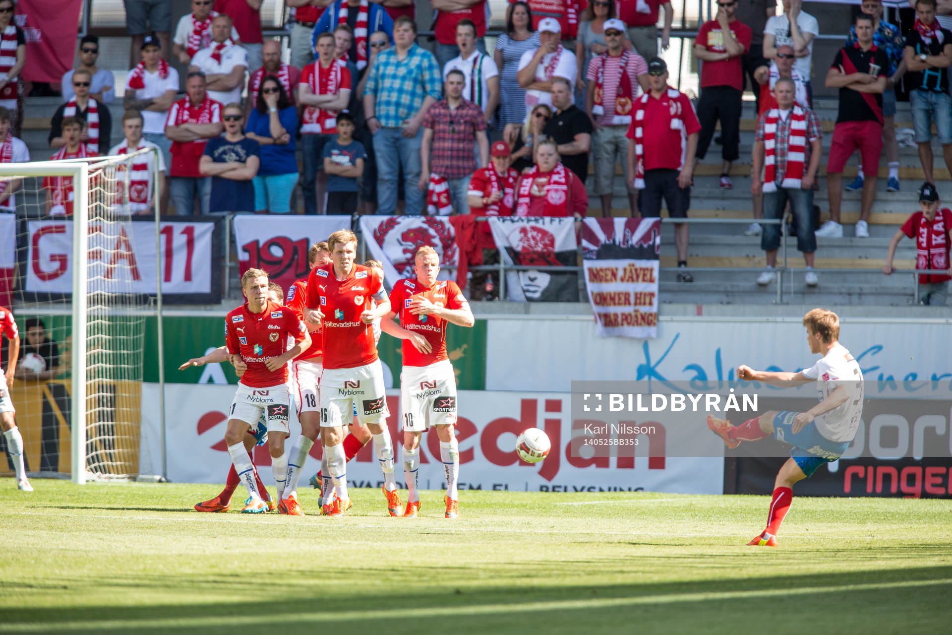 Helsingborgs Loret Sadiku slår en frispark under fotbollsmatchen i  i Allsvenskan mellan Kalmar och Helsingborg den 25 May 2014 i Kalmar.