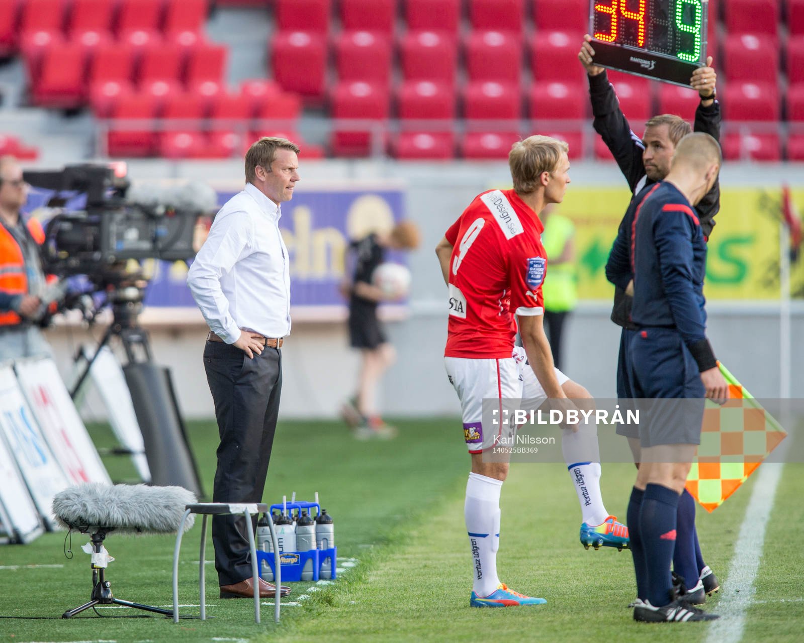 Kalmars tränare Hans Eklund och Kalmars Sebastian Andersson under fotbollsmatchen i i Allsvenskan mellan Kalmar och Helsingborg den 25 maj 2014 i Kalmar.
