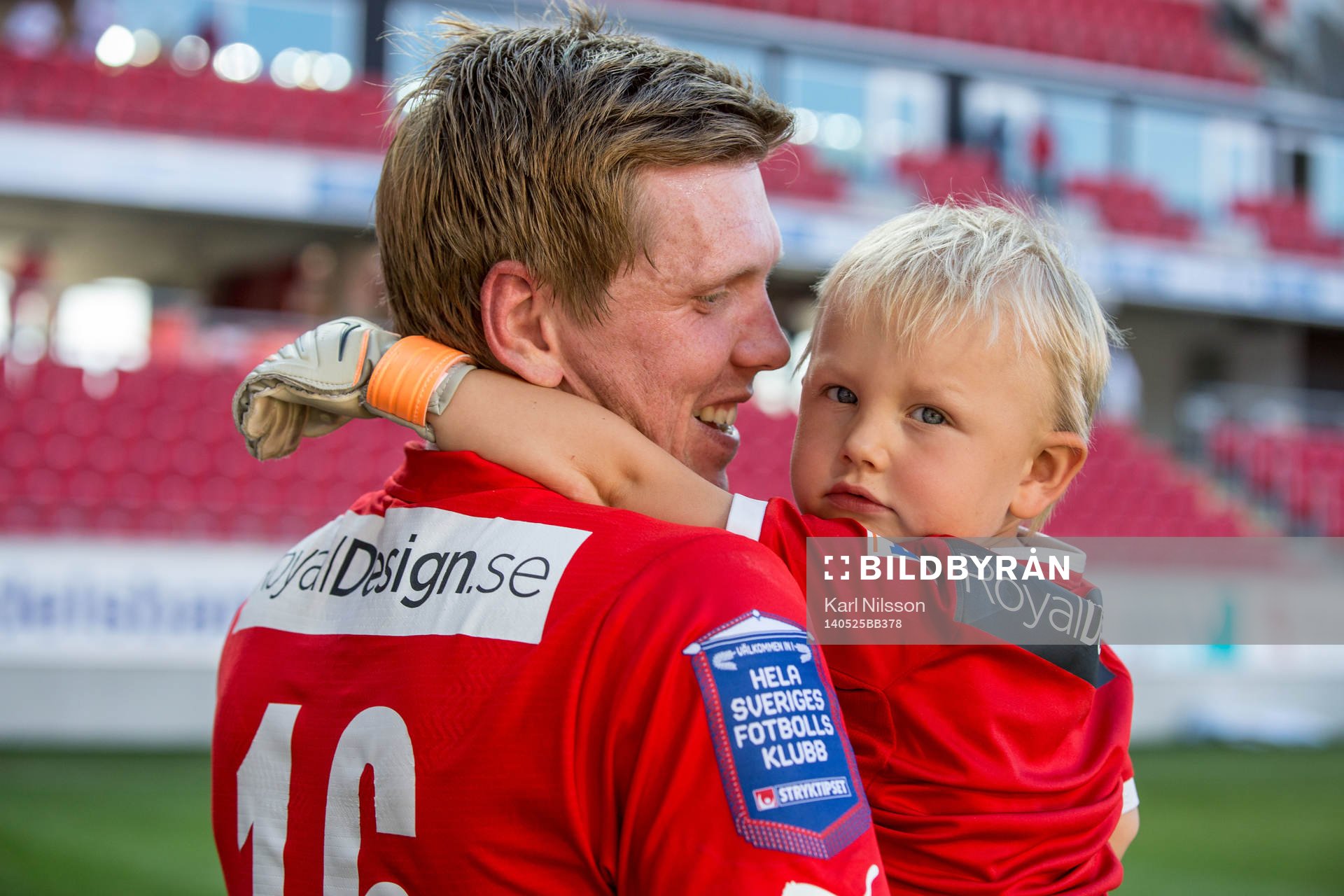 Kalmars David Elm med sonen efter fotbollsmatchen i  i Allsvenskan mellan Kalmar och Helsingborg den 25 maj 2014 i Kalmar.